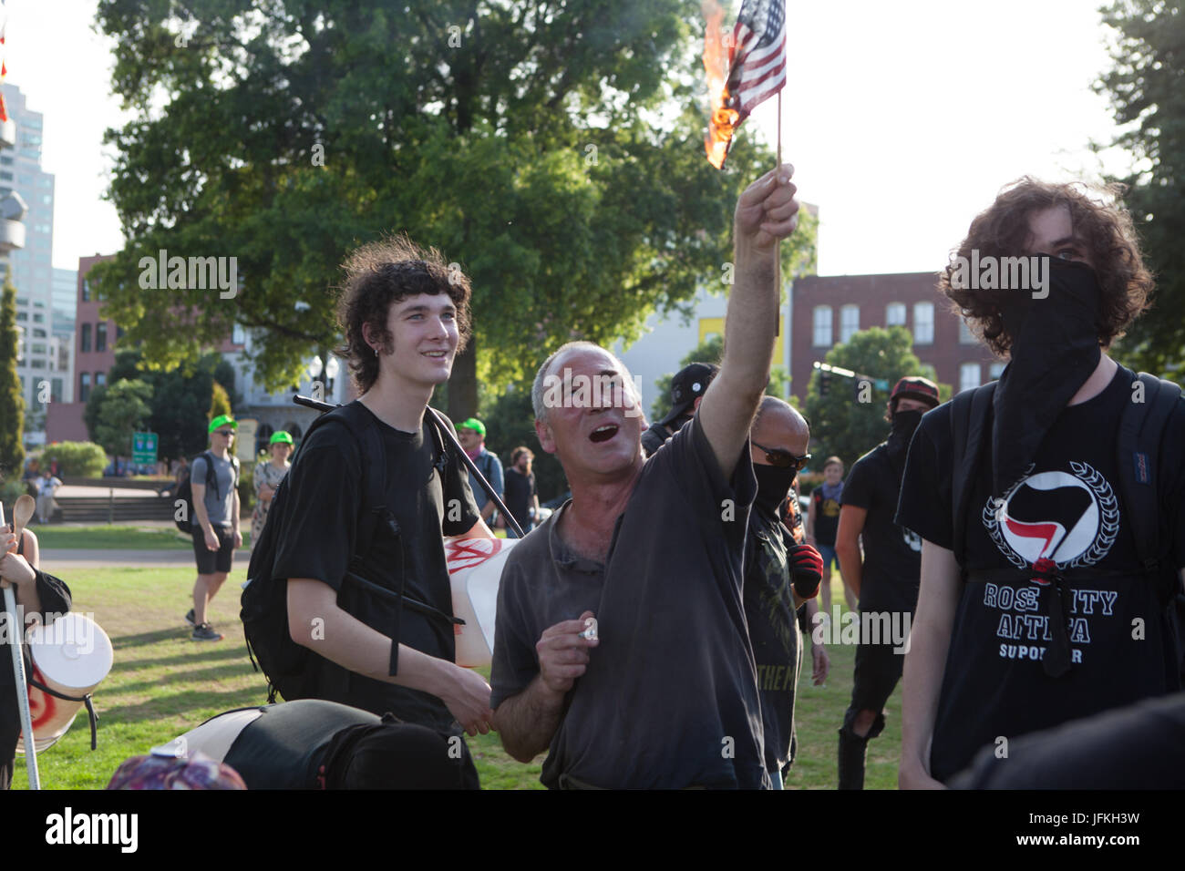 Portland, USA. 30. Juni 2017. Patriot-Gebetsgruppe kollidiert mit Antifa. Zack Clark/Alamy Live-Nachrichten Stockfoto