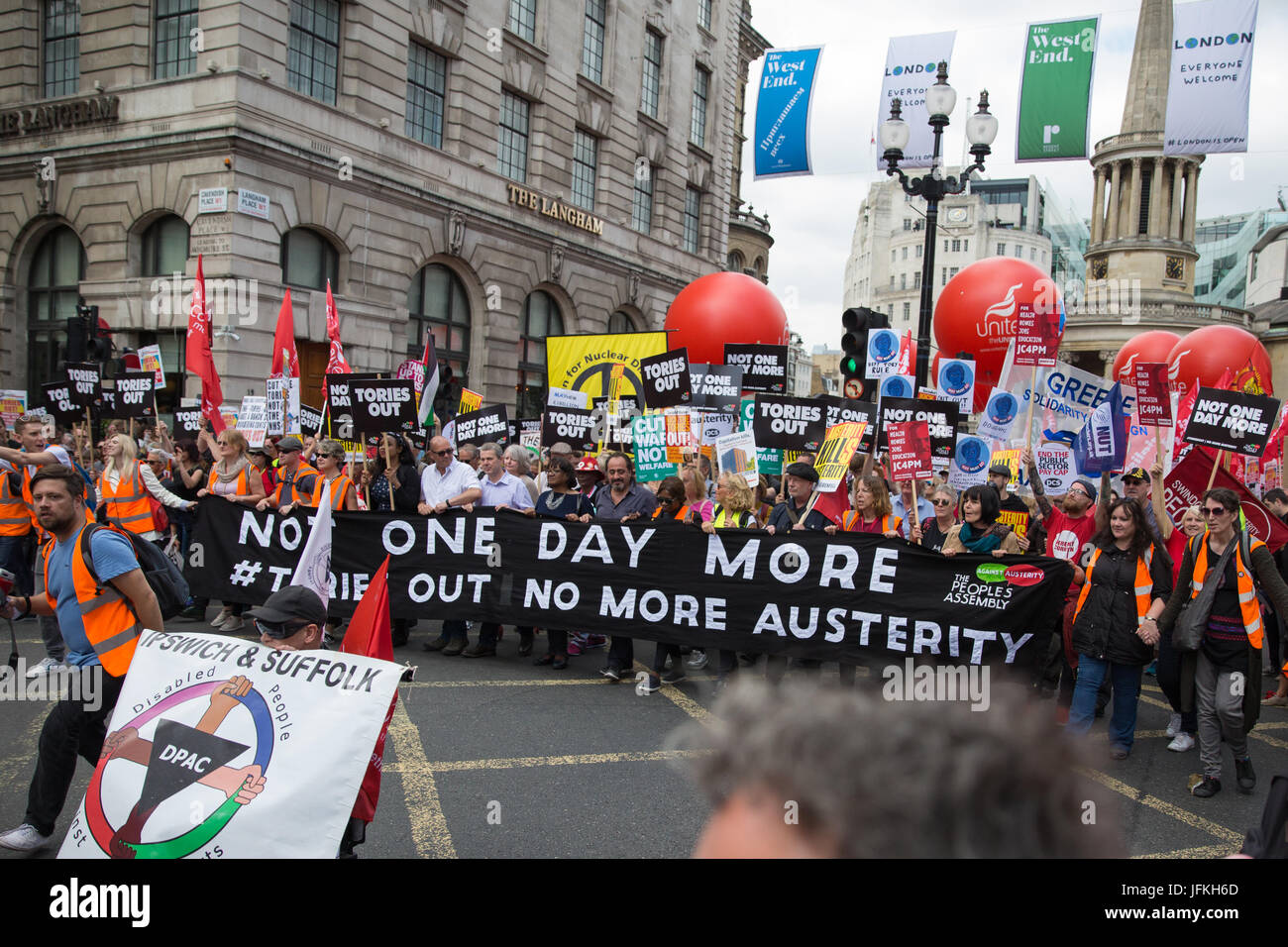 London, UK. 1. Juli 2017. Tausende von Menschen aus vielen verschiedenen Kampagnen und Gewerkschaften beitreten die nicht mehr einmal nationale Demonstration organisiert durch das Volk Versammlung gegen Sparmaßnahmen aus Protest gegen die Fortsetzung der Sparpolitik, Kürzungen und Privatisierungen und Aufruf für ein richtig finanzierte Gesundheitswesen, Bildungswesen und Gehäuse. Eine Schweigeminute wurde auch für die Opfer des Feuers bei Grenfell Turm abgehalten. Stockfoto