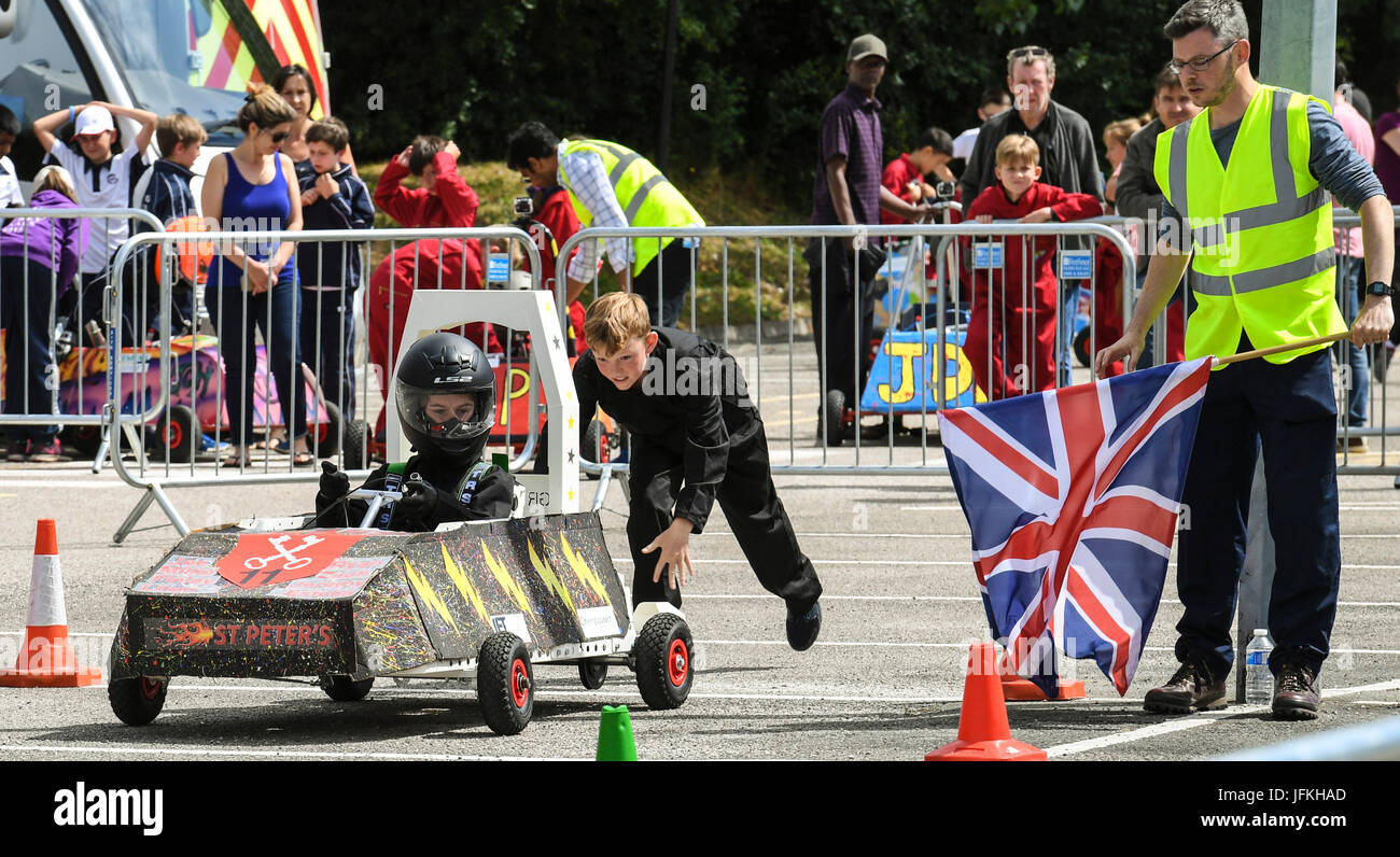 Dunton, Essex; 1. Juli 2017 Greenpower Dunton Goblins Kit Autorennen für Schulen, ein Rennen startet Kredit: Ian Davidson/Alamy Live News Stockfoto