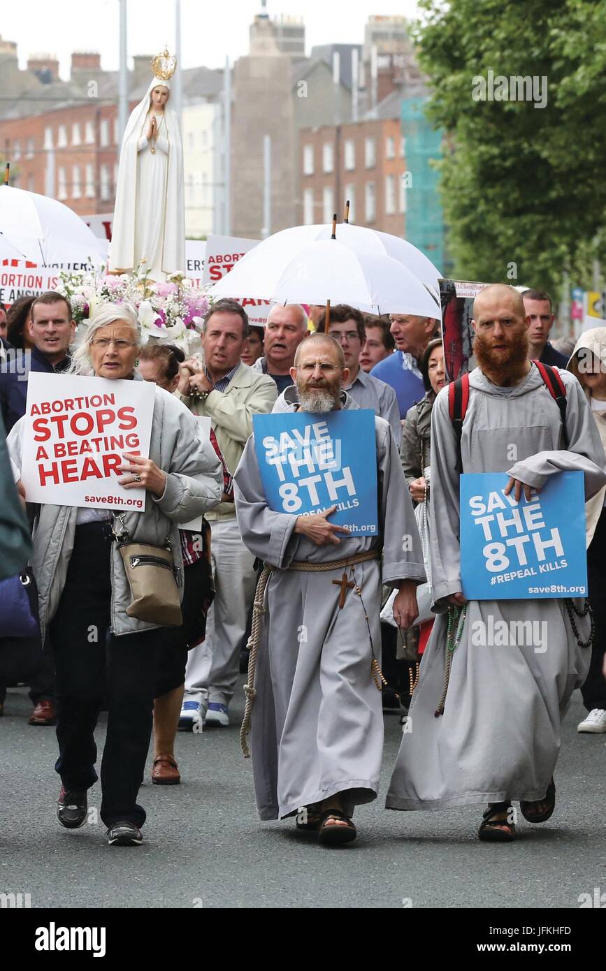 Dublin, Irland. 1. Juli 2017. Recht auf Leben Rallye Dublin 07.01.2017. Verschiedenen Pro-Life-Gruppen, nahm Park im März und Rallye durch Dublin Stadt heute verlangt, dass der achte Zusatzartikel zur Verfassung, die den Schutz der Rechte des ungeborenen und Deny Frauen das Recht auf Abtreibung zu wählen, nicht aufgehoben werden sollte. Taoiseach Leo Varadkar hat angedeutet, dass er spricht sich für ein Referendum über die Frage weiter und wird dabei durch das Recht auf Wählen Sie Fans unterstützt. Bildnachweis: Eamonn Farrell/Alamy Live-Nachrichten Stockfoto