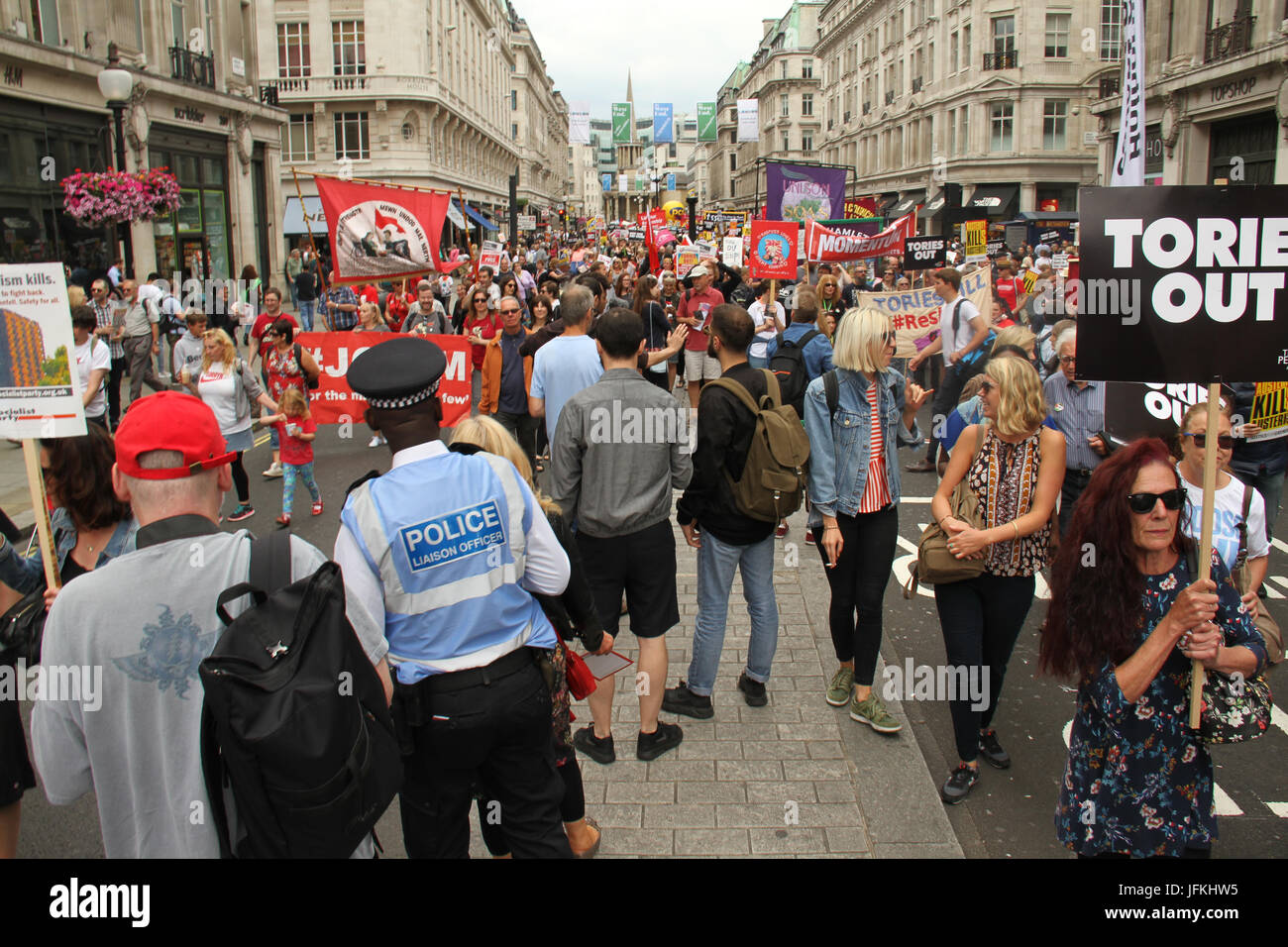London, UK - 1. Juli 2017 - Demonstranten gingen auf die Straße in einer nationalen Demonstration fordern ein Ende der Tory-Regierung auf 1 July.The, dass Demo am Portland Place mit Demonstranten marschierten zum Platz vor dem Parlament für eine Rallye begann. Bildnachweis: David Mbiyu/Alamy Live-Nachrichten Stockfoto