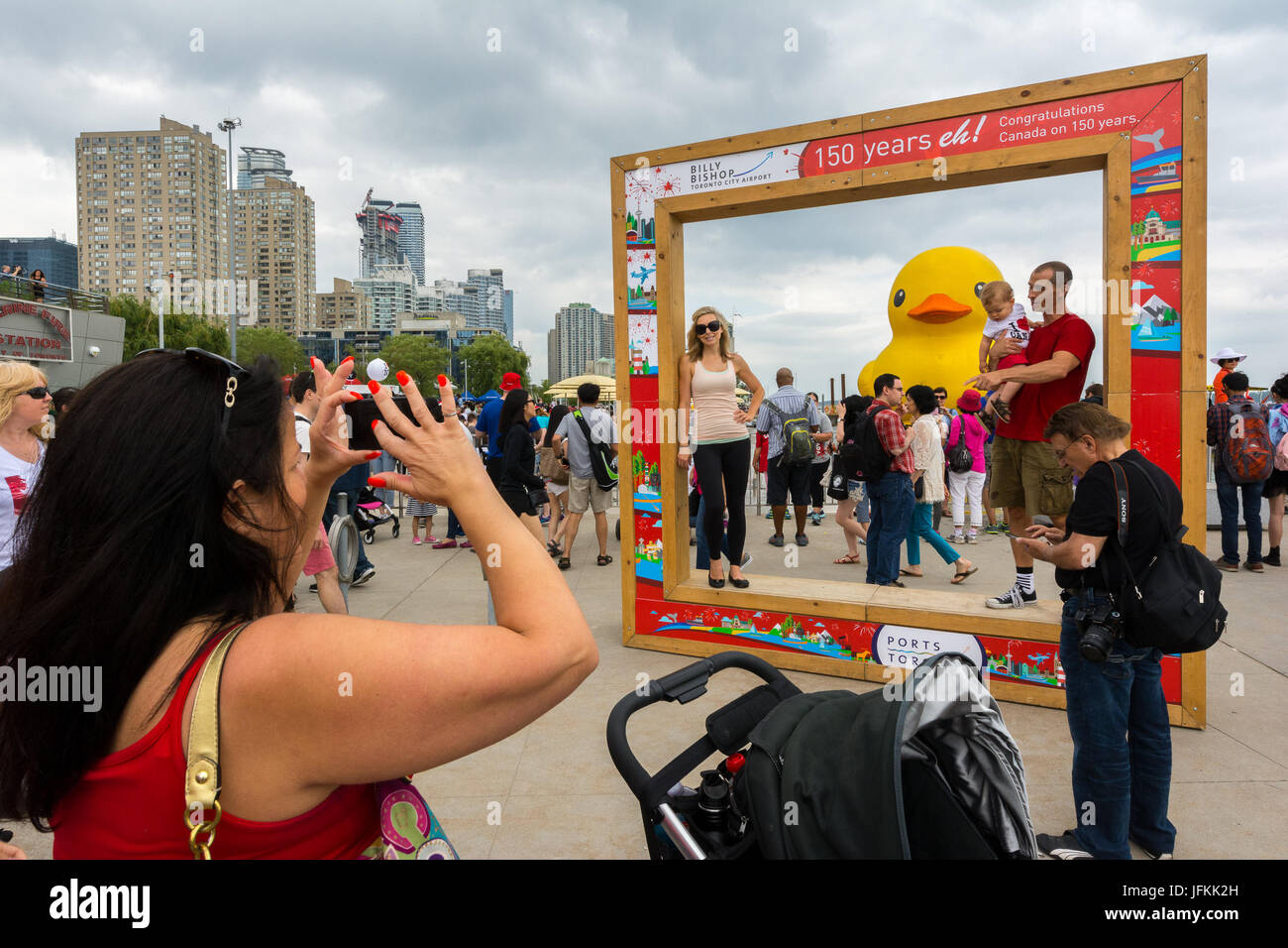 Toronto, Kanada. 1. Juli 2017. Menschen drängen sich die HTO Park, um Bilder und Selfies von der weltweit größten Rubber Duck während Redpath Waterfront Festival als Teil von Kanada 150 Feier statt. Dominic Chan/EXimages Stockfoto