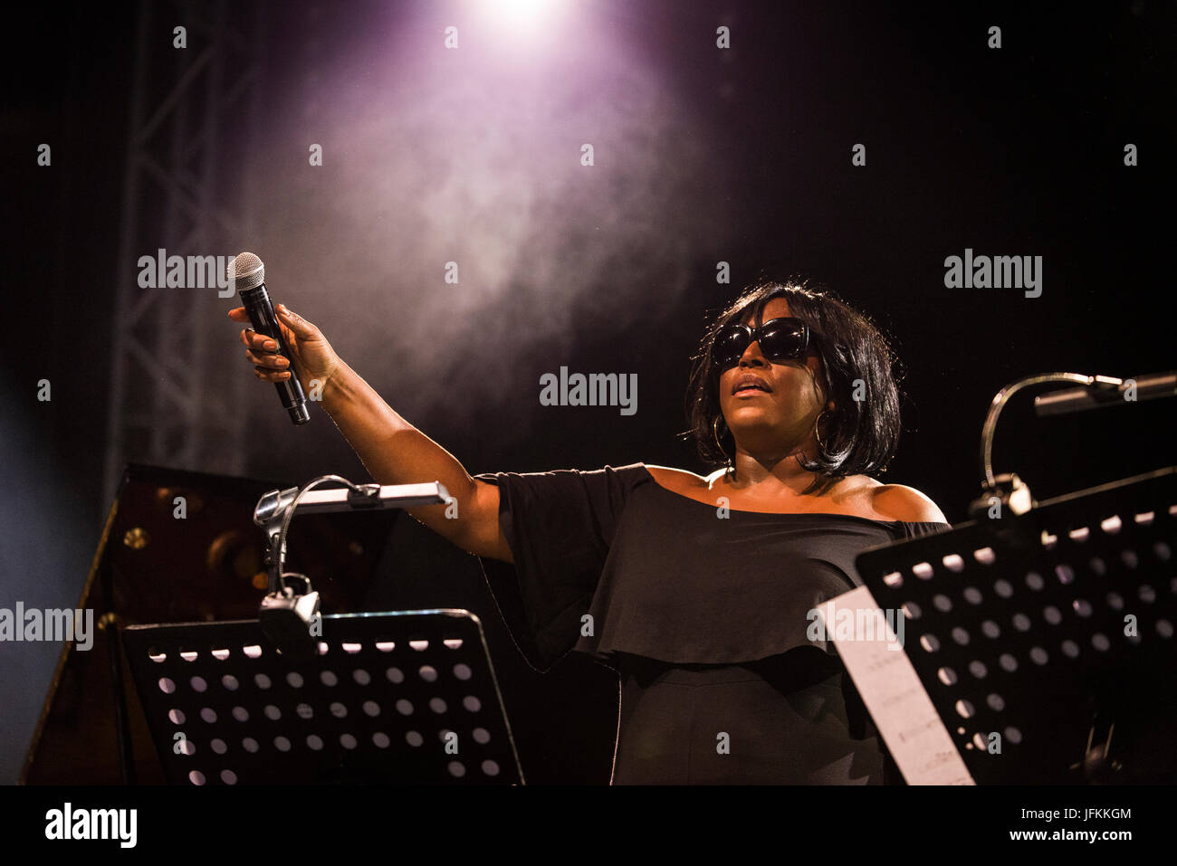 Glynde, East Sussex, 1. Juli 2017. Glimmer Paris singt die Ella Fitzgerald Songbook live auf der Bühne Zirkuszelt am ersten vollen Tag der Love Supreme Jazz Festival am Glynde Platz. Bildnachweis: Francesca Moore/Alamy Live-Nachrichten Stockfoto