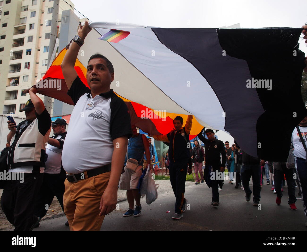 Lima, Peru. 1. Juli 2017. Internationalen Bear Brotherhood Flag. Tausende von Aktivisten aus der LGBT-Gemeinschaft und Sympathisanten nahmen an der CSD-Parade Lima 2017 auf der Suche nach Anerkennung ihrer bürgerlichen Rechte und gegen Diskriminierung. Bildnachweis: Fotoholica Presseagentur/Alamy Live-Nachrichten Stockfoto