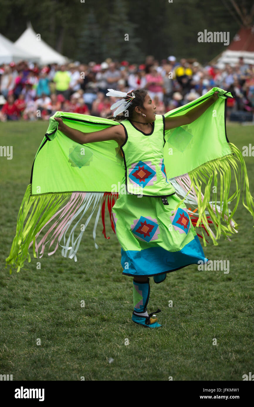 Mädchen in grünen Kostümen tanzen während des Canada Day Powwow im Prince's Island Park. Die Feier erinnert an Kanadas Jahrestag der Konföderation am 1. Juli. Stockfoto