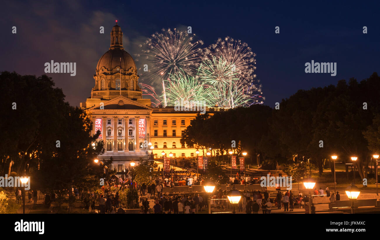 Edmonton, Alberta, Kanada, 1. Juli 2017. Feuerwerk über Alberta Legislative während Kanada 150 Feier. Credit: Jon Reaves/Alamy leben Nachrichten Stockfoto