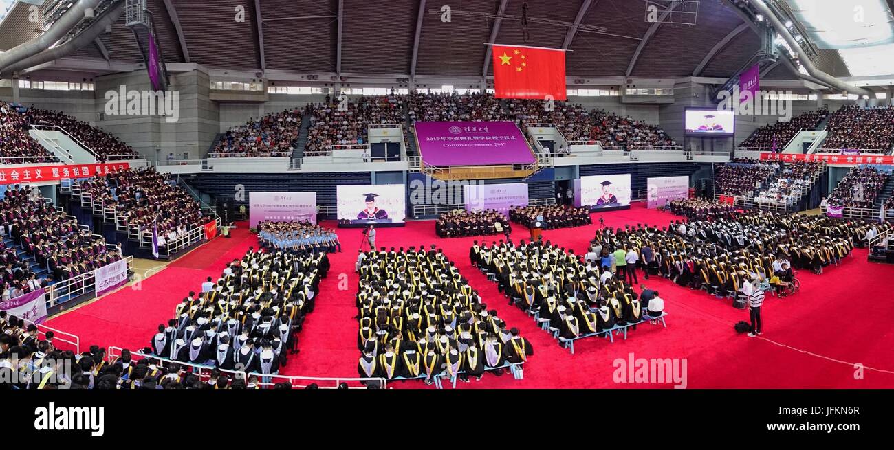 Peking, China. 3. Juli 2016. Schüler besuchen die Abschlussfeier an der Tsinghua Universität in Peking, Hauptstadt von China, 3. Juli 2016. Mehr als 3.000 Absolventen nahmen an der Zeremonie am Sonntag. Bildnachweis: Li Xin/Xinhua/Alamy Live-Nachrichten Stockfoto