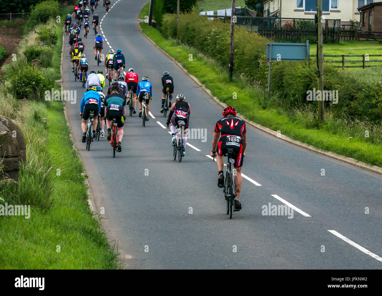 Byres Hill, East Lothian, Schottland, Vereinigtes Königreich, 2. Juli 2017. Radfahren Veranstaltung in Edinburgh - Ironman 70.3 Bei der Byres Hill, East Lothian, Schottland, Großbritannien. Radfahrer bergauf RADFAHREN Nach dem Schwimmen Teil des Triathlon Stockfoto