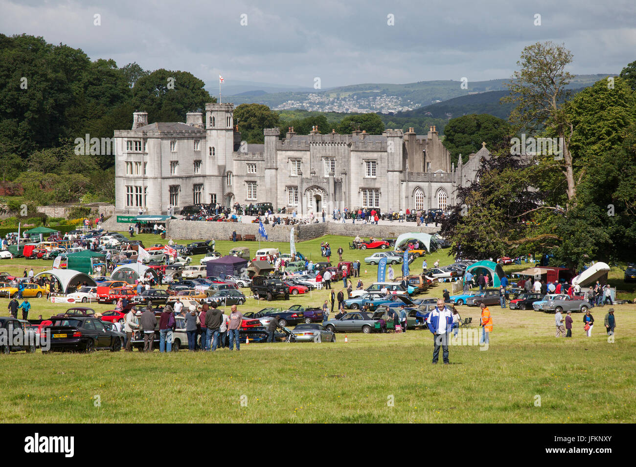 Das jährliche Oldtimer-Treffen in der Leighton Hall, bei dem sich Motorsportbegeisterte treffen. Hunderte von Oldtimern und Oldtimern auf Leightons Rasen und Terrasse. Carnforth, Lancashire, Großbritannien. Juli 2017. Sammlerstücke restaurierter Oldtimer, die für die Mark Woodward Motorshow-Rallye ankommen. Stockfoto