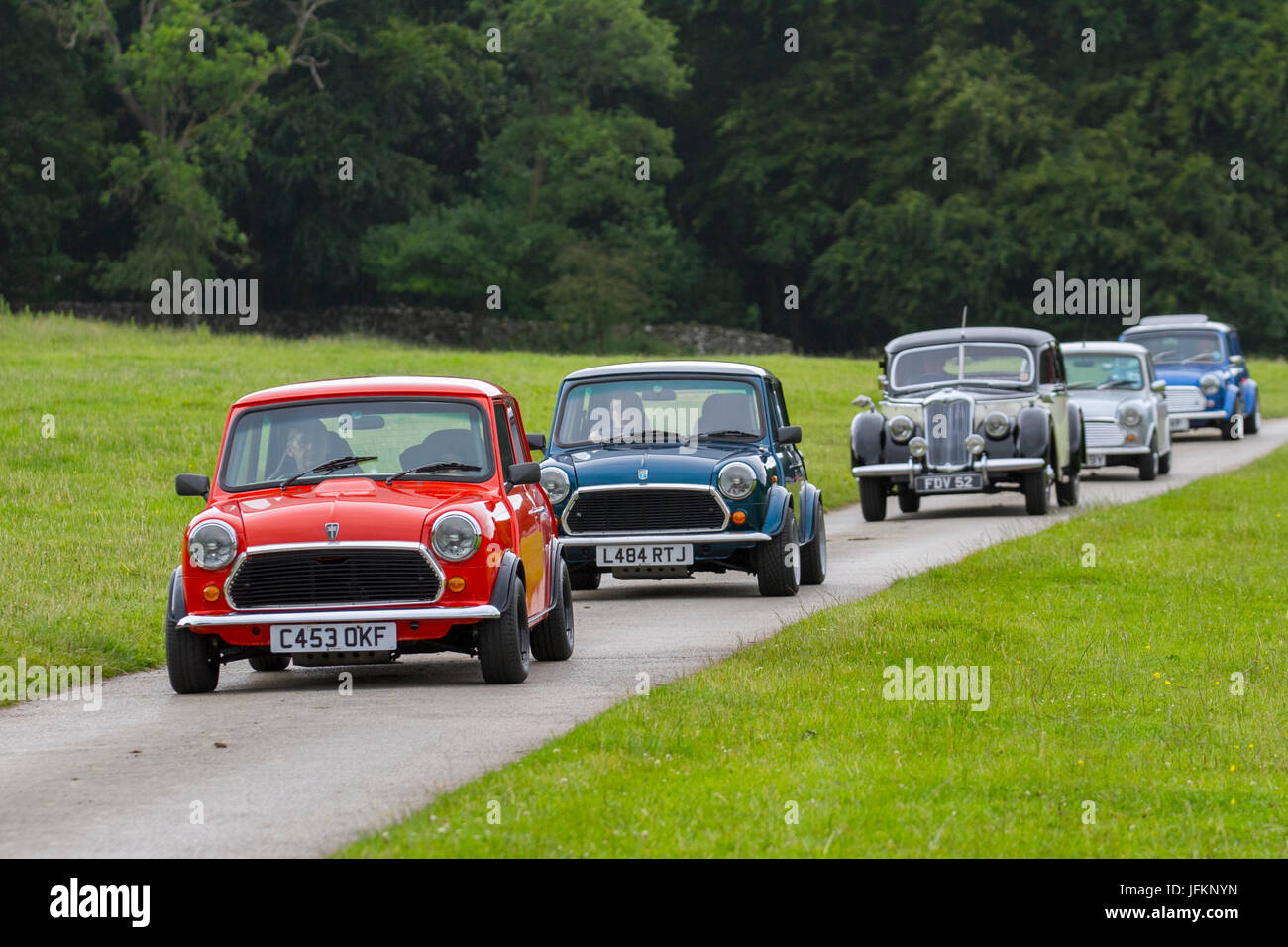 Klassische, sammelbare minis restaurierte Oldtimer, die von Stoßstange zu Stoßstange für das jährliche Oldtimer-Treffen des Mark Woodward Events in der Leighton Hall ankommen. Kredit; MediaWorldImages/AlamyLiveNews Stockfoto