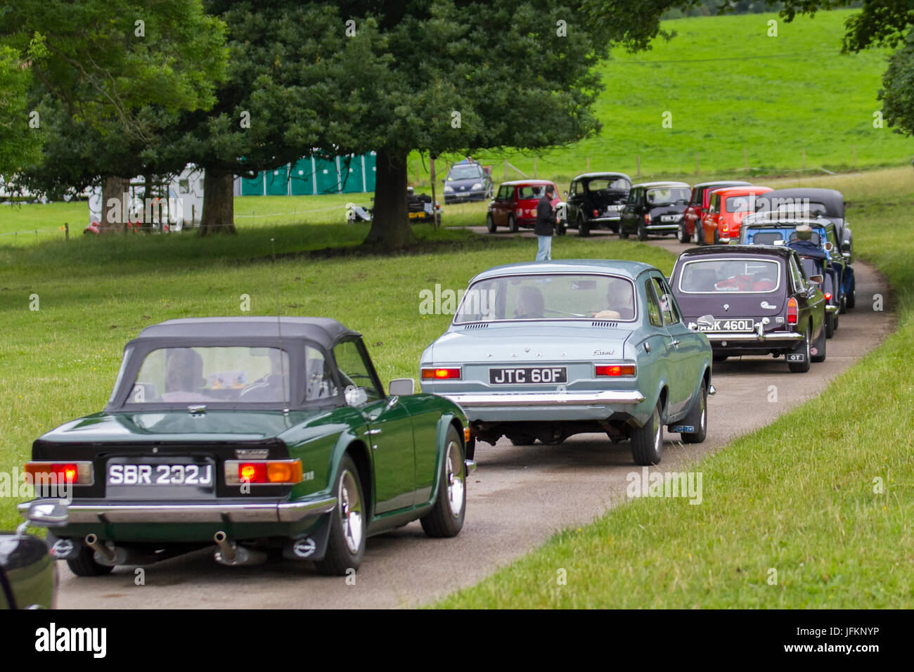 Das jährliche Oldtimer-Treffen in der Leighton Hall. Hunderte von Oldtimern und Oldtimern auf Leightons Rasen und Terrasse. Carnforth, Lancashire, Großbritannien. Juli 2017. Sammlerstücke restaurierter Oldtimer, die für die Mark Woodward Motorshow-Rallye ankommen. Stockfoto