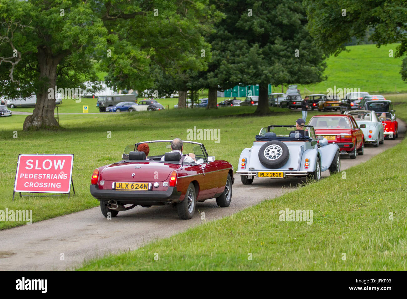 Klassische, sammelbare restaurierte Oldtimer, die zum jährlichen Oldtimer-Treffen bei der Mark Woodward Veranstaltung in der Leighton Hall eintreffen. Kredit; MediaWorldImages/AlamyLiveNews Stockfoto