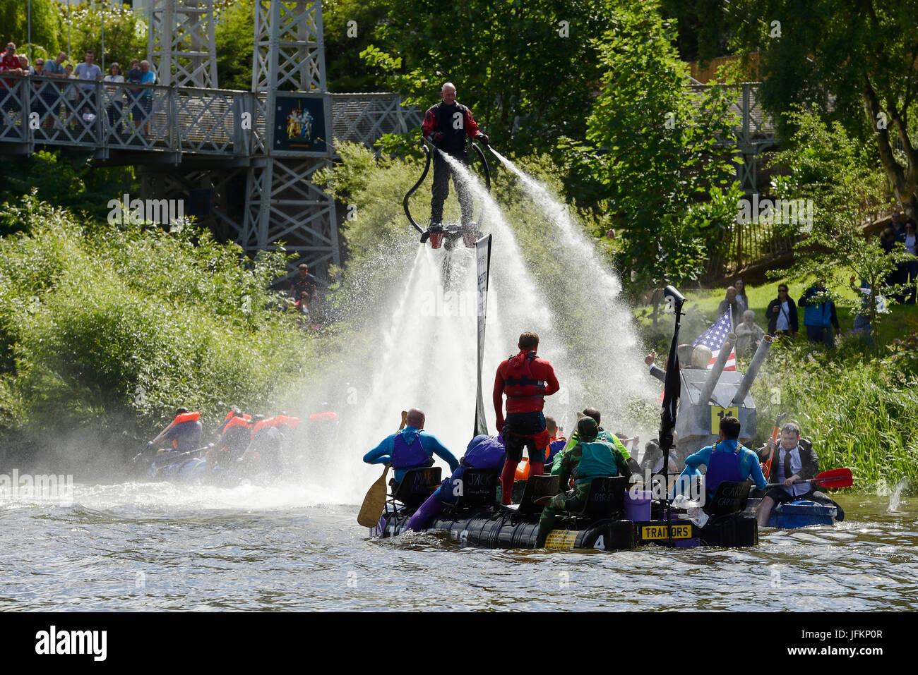 Chester, UK. 2. Juli 2017. Konkurrenten werden von der UK fliegen-Board Champion Jay St John in der jährlichen Charity-Floß-Rennen auf dem Fluss Dee getränkt. Bildnachweis: Andrew Paterson/Alamy Live-Nachrichten Stockfoto