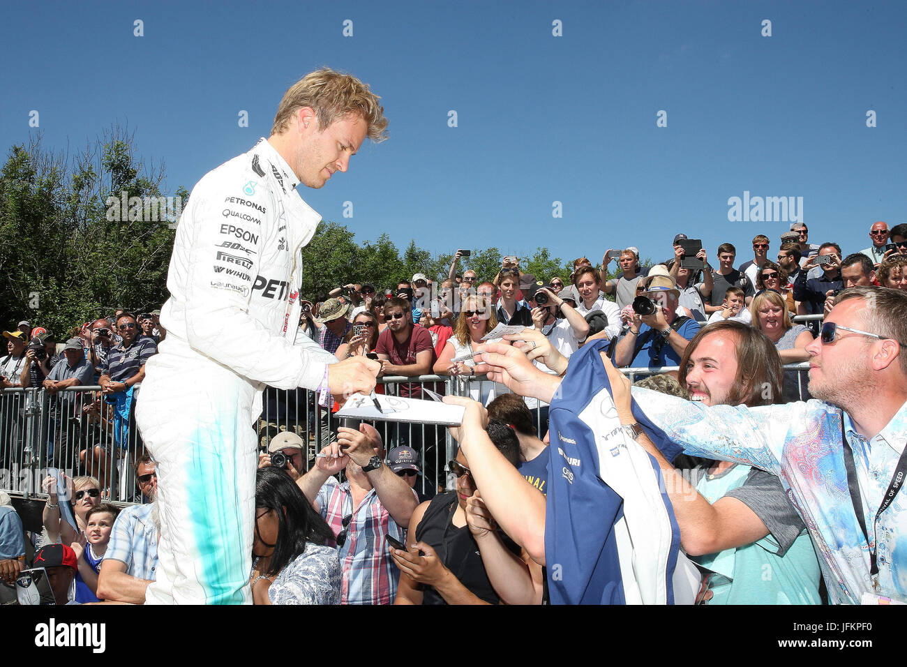 Goodwood, UK. 2. Juli 2017. Aktuelle F1-Champion Nico Rosberg gibt Autogramme für die Fans auf dem Goodwood Festival of Speed Credit: Malcolm Greig/Alamy Live News Stockfoto