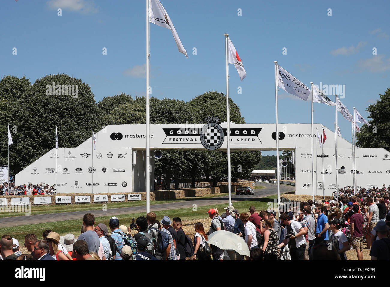 Goodwood, UK. 2. Juli 2017. Motorsport-Fans sehen Rennwagen steigen die berühmten Goodwood Bergrennen Credit: Malcolm Greig/Alamy Live News Stockfoto