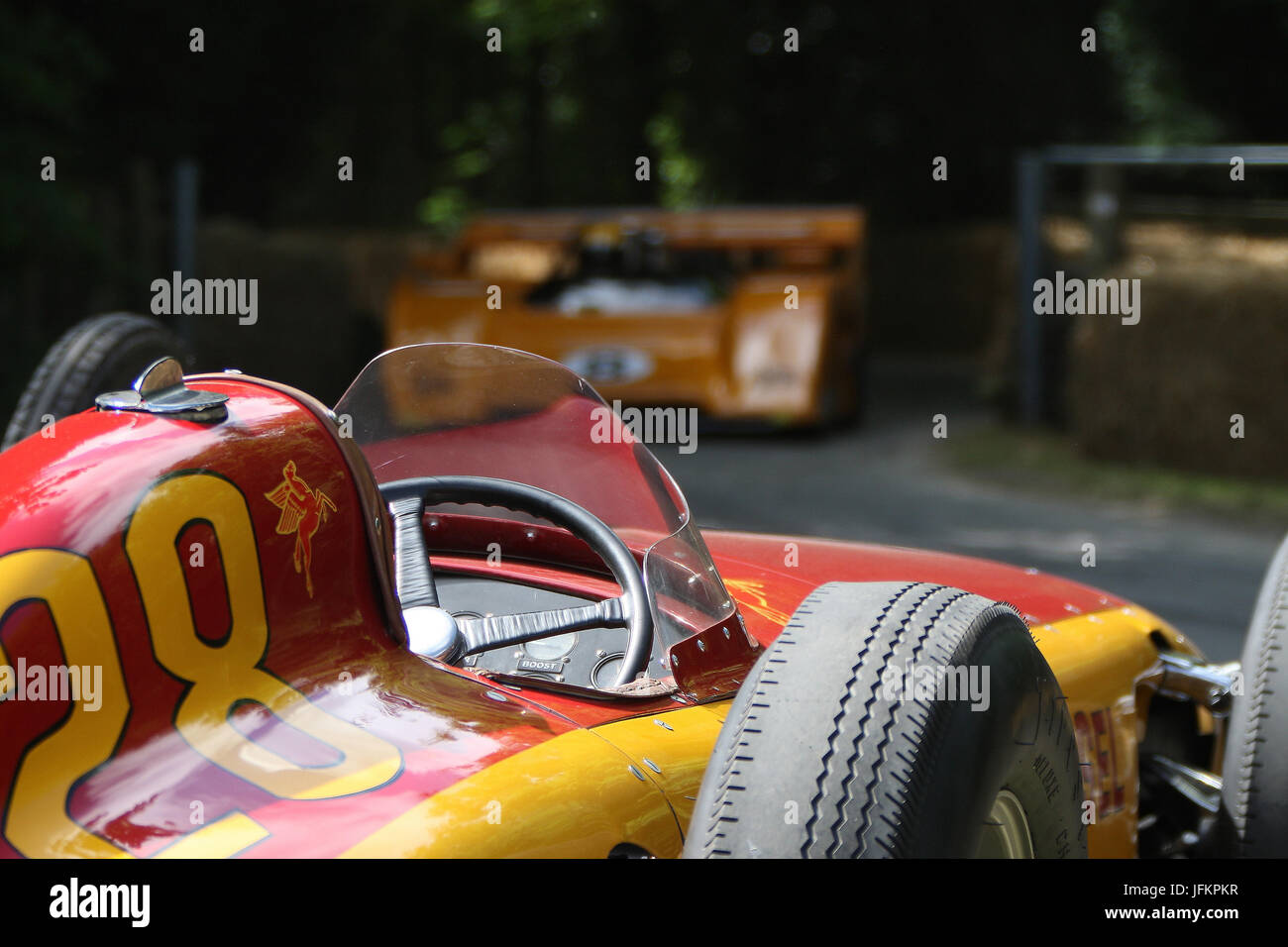 Goodwood, UK. 2. Juli 2017. Klassischen Rennwagen nähert sich den Top Paddock-Kredit: Malcolm Greig/Alamy Live News Stockfoto