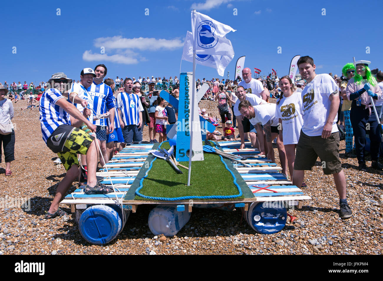 Brighton, UK. 2. Juli 2017. Die Highlight-Veranstaltung der Paddle Round The Pier Festival 2017. Das "Paddle etwas ungewöhnliche" ist die perfekte Gelegenheit für Wettbewerber zu trainieren ihre Kreativität und das Paddel mitmachen. Stadt von Brighton & Hove Beach, East Sussex, UK. 2. Juli 2017. Bildnachweis: David Smith/Alamy Live-Nachrichten Stockfoto