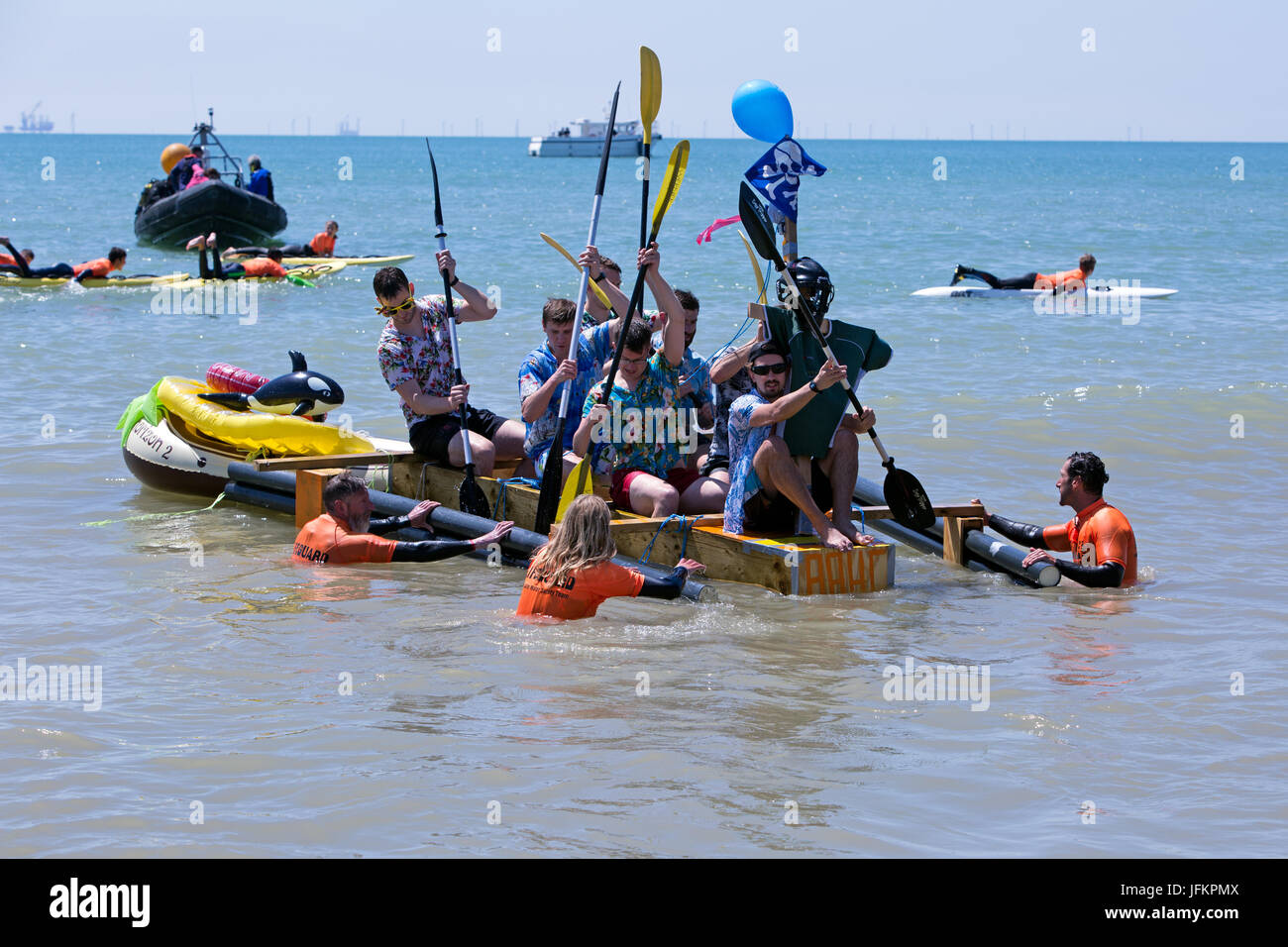 Brighton, UK. 2. Juli 2017. Die Highlight-Veranstaltung der Paddle Round The Pier Festival 2017. Das "Paddle etwas ungewöhnliche" ist die perfekte Gelegenheit für Wettbewerber zu trainieren ihre Kreativität und das Paddel mitmachen. Stadt von Brighton & Hove Beach, East Sussex, UK. 2. Juli 2017. Bildnachweis: David Smith/Alamy Live-Nachrichten Stockfoto