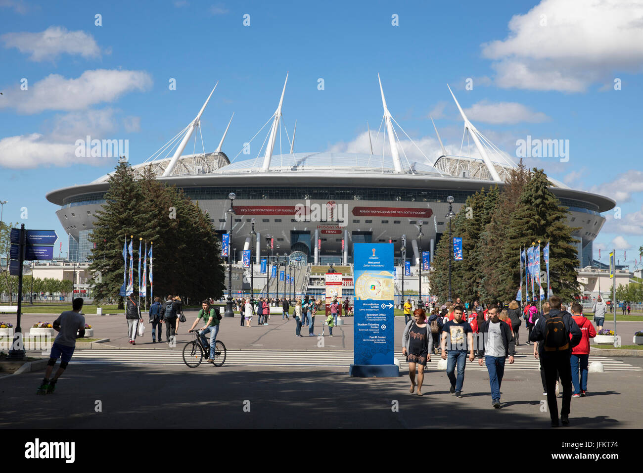 Sankt Petersburg, Russland. 2. Juli 2017. Passanten, Freiwilligen und Fußball-Fans im Bild vor dem Bild des Confed Cup Endspiels zwischen Chile und Deutschland in Sankt Petersburg, Russland, 2. Juli 2017 Sankt Petersburg-Stadion. Foto: Christian Charisius/Dpa/Alamy Live News Stockfoto