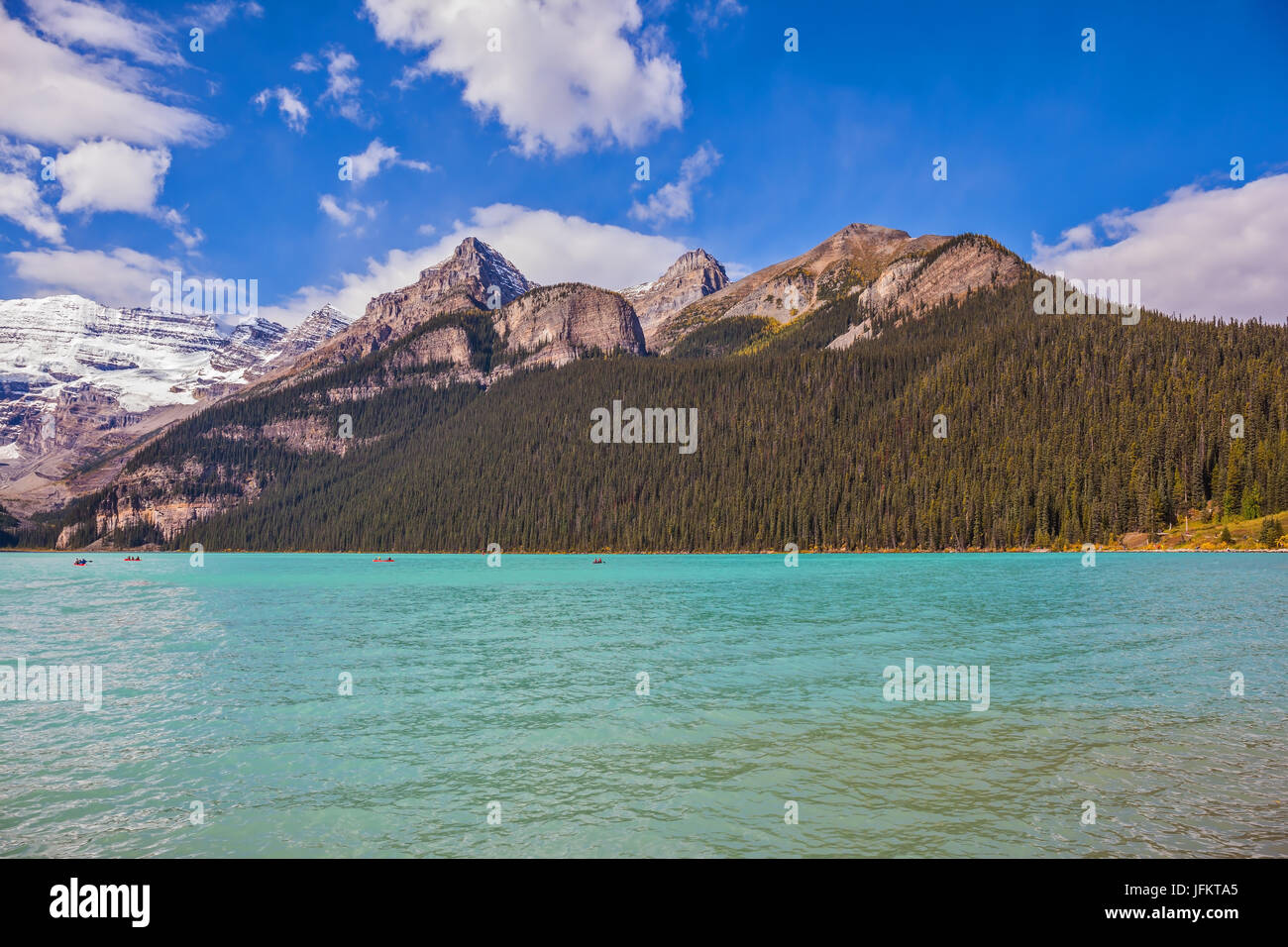 Herrliche Lake Louise, Kiefernwälder und Gletscher Stockfoto