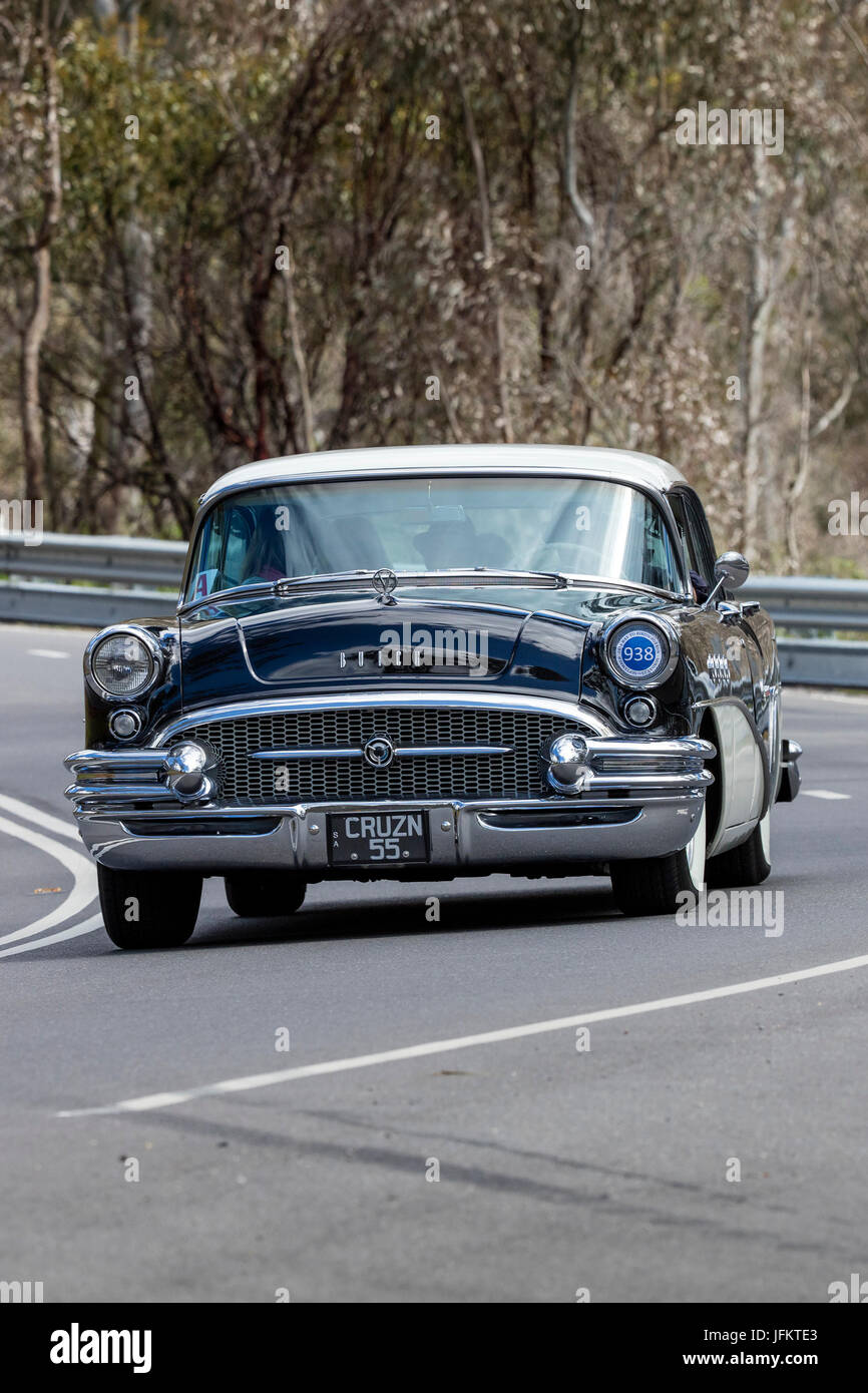 Jahrgang 1955 Buick Jahrhundert Limousine fahren auf der Landstraße in der Nähe der Stadt Birdwood, South Australia. Stockfoto