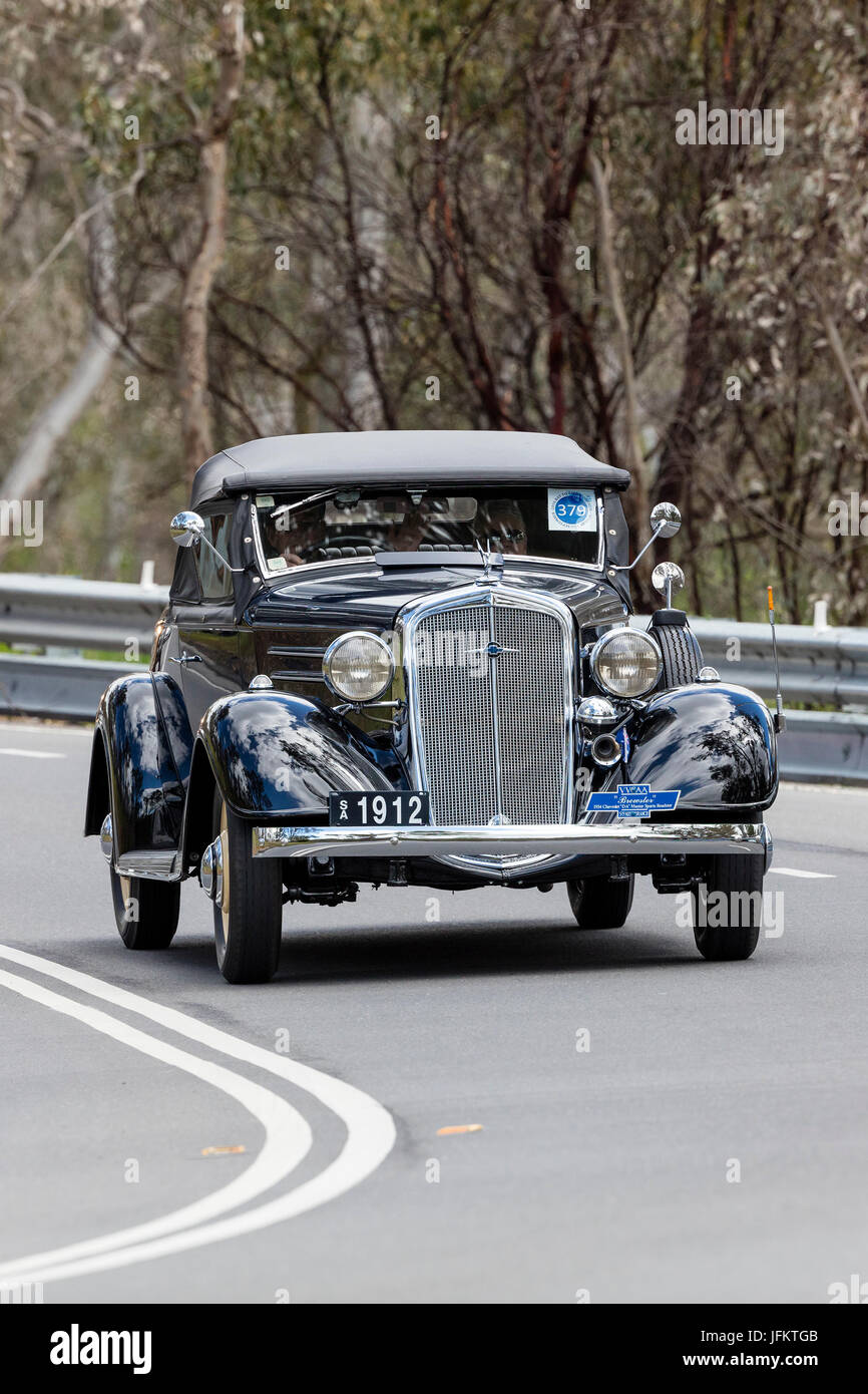 Jahrgang 1934 Chevrolet DA Master Roadster fahren auf der Landstraße in der Nähe der Stadt Birdwood, South Australia. Stockfoto