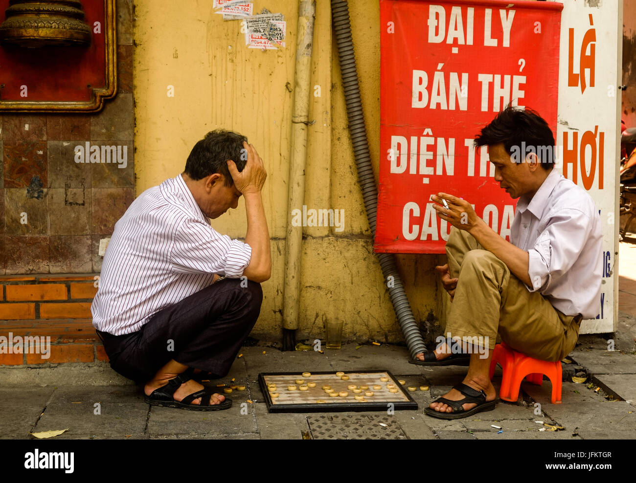Bewohner, Straßenhändler und Händler gehen über ihr tägliches Geschäft im alten Viertel von Hanoi, Vietnam Stockfoto