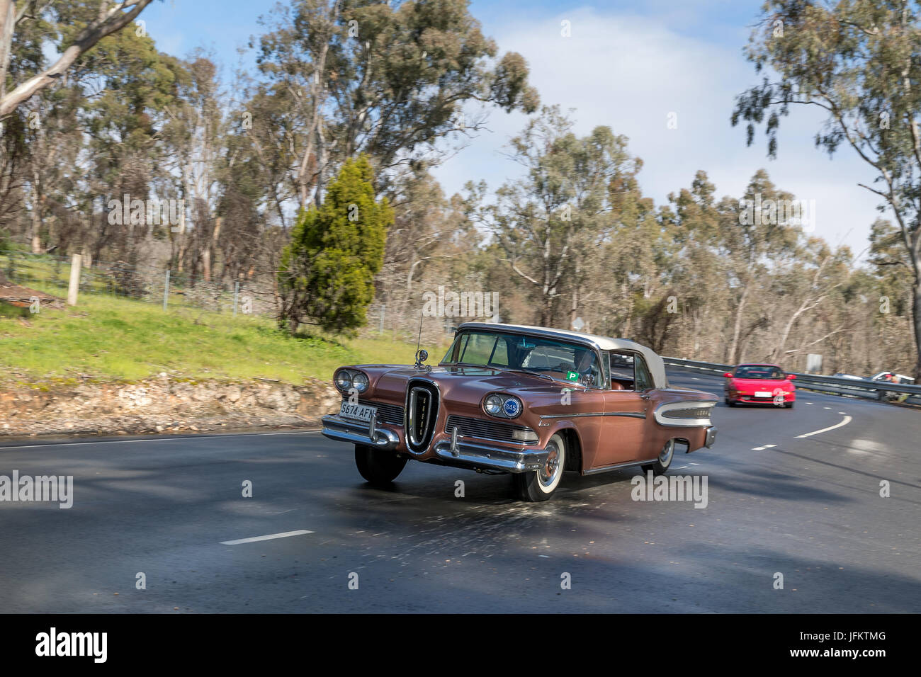 Jahrgang 1958 Edsel Citation Cabrio fahren auf der Landstraße in der Nähe der Stadt Birdwood, South Australia. Stockfoto