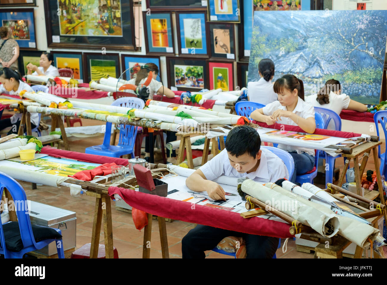 Vietnamesische Kunst und Handwerk Arbeiter, die Herstellung von Kunstwerken Stockfoto