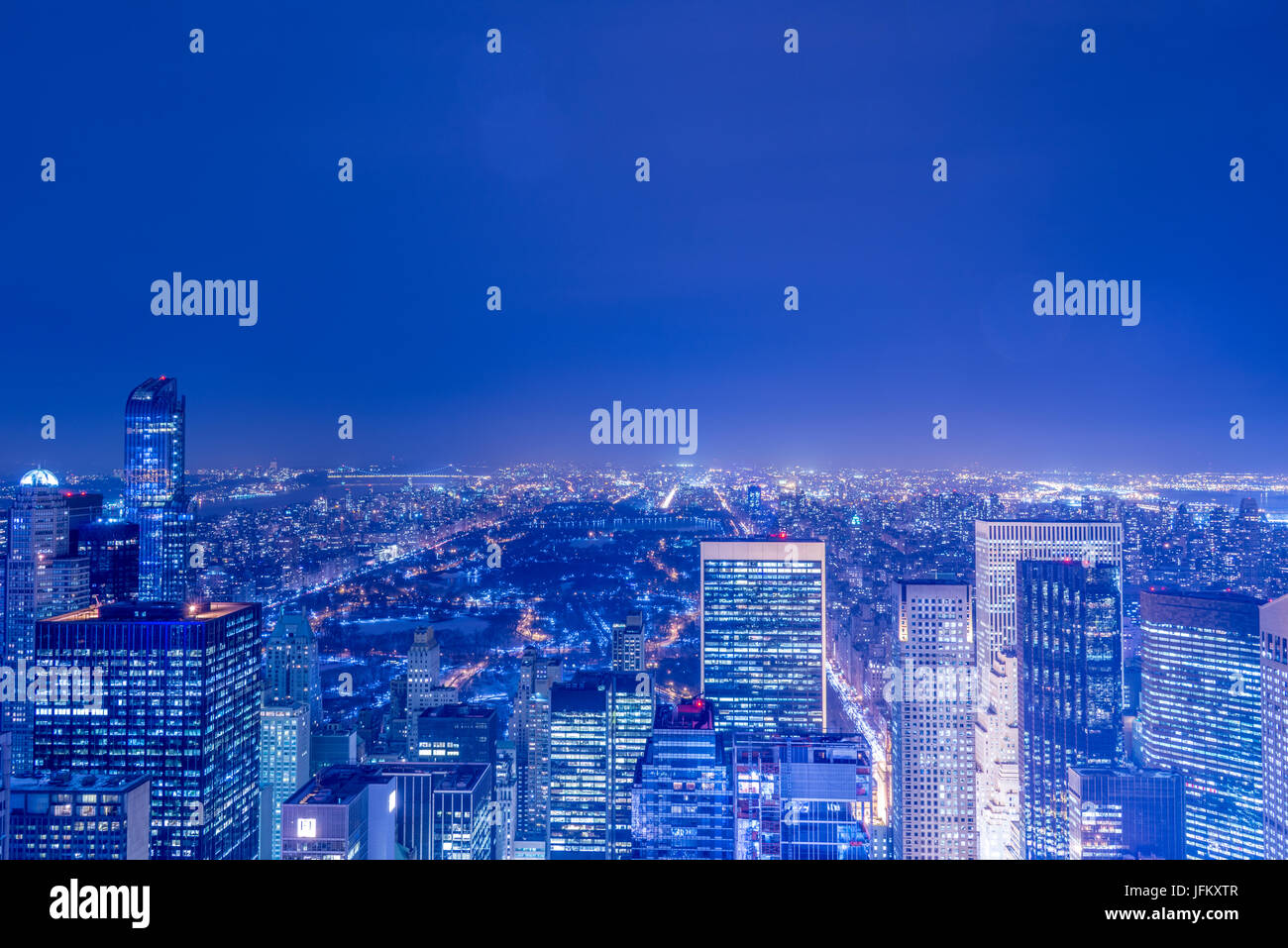 Nachtansicht des New York Manhattan während des Sonnenuntergangs Stockfoto