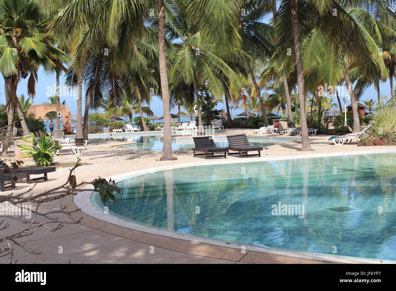 Schwimmbad im bewachten Resort in Afrika Stockfoto