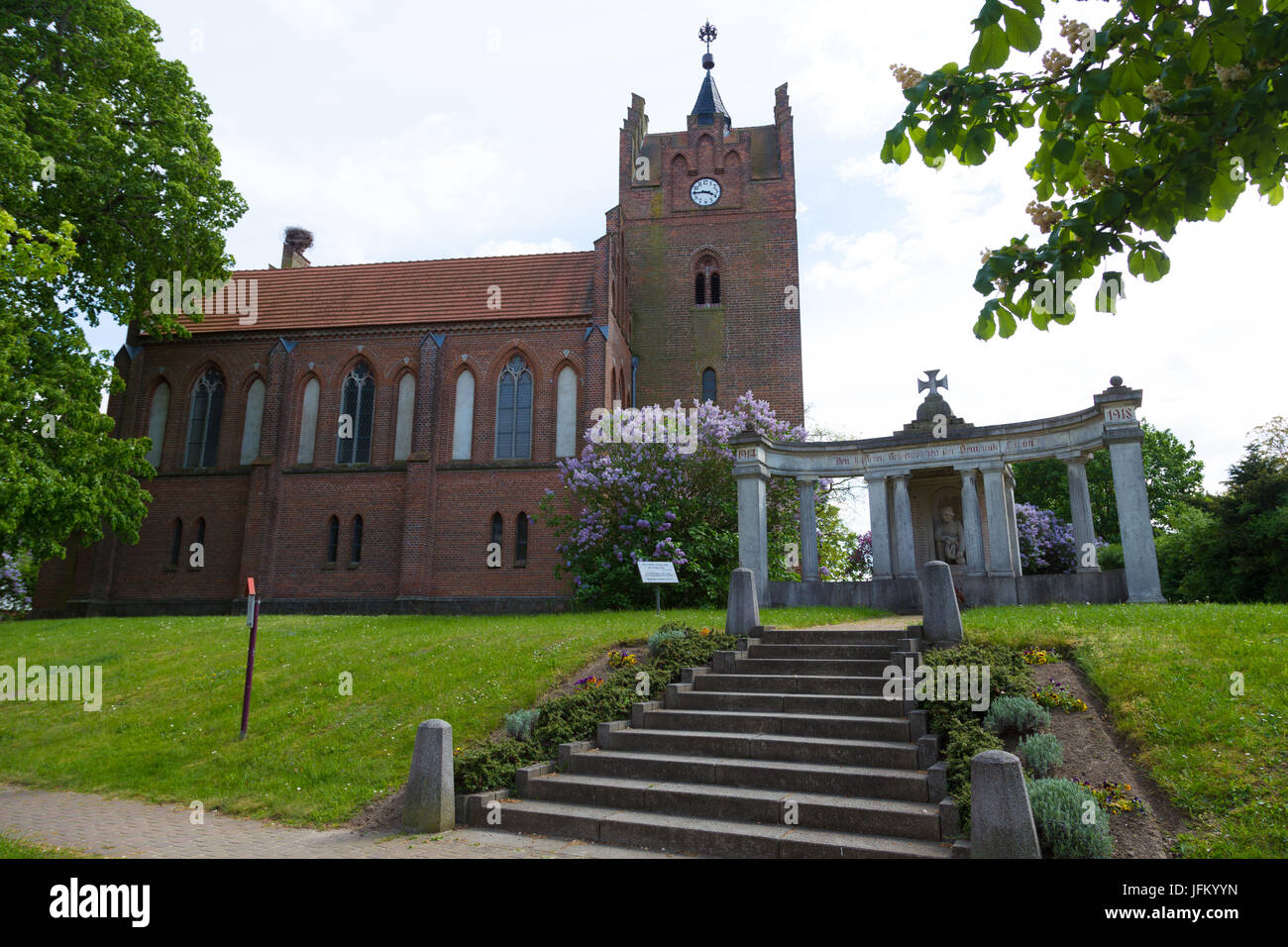 Soldaten Denkmal und Kirche Stockfoto