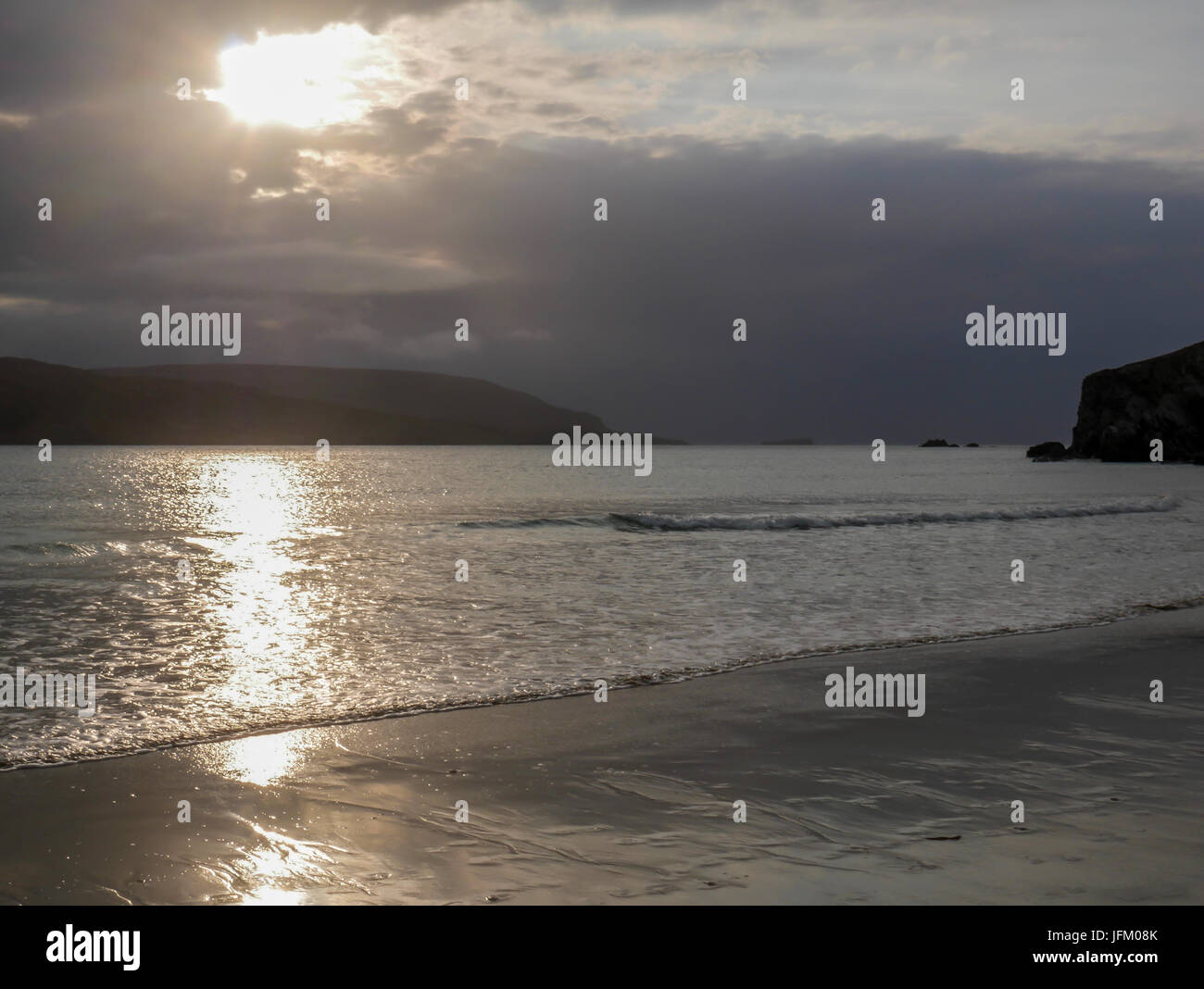 Niedrige Sonneneinstrahlung, die sich auf nassem Sand in der abgelegenen Bucht spiegelt, Balnakeil Beach in der Nähe der Durness North Coast 500 Route, Sutherland, Scottish Highlands, Großbritannien Stockfoto