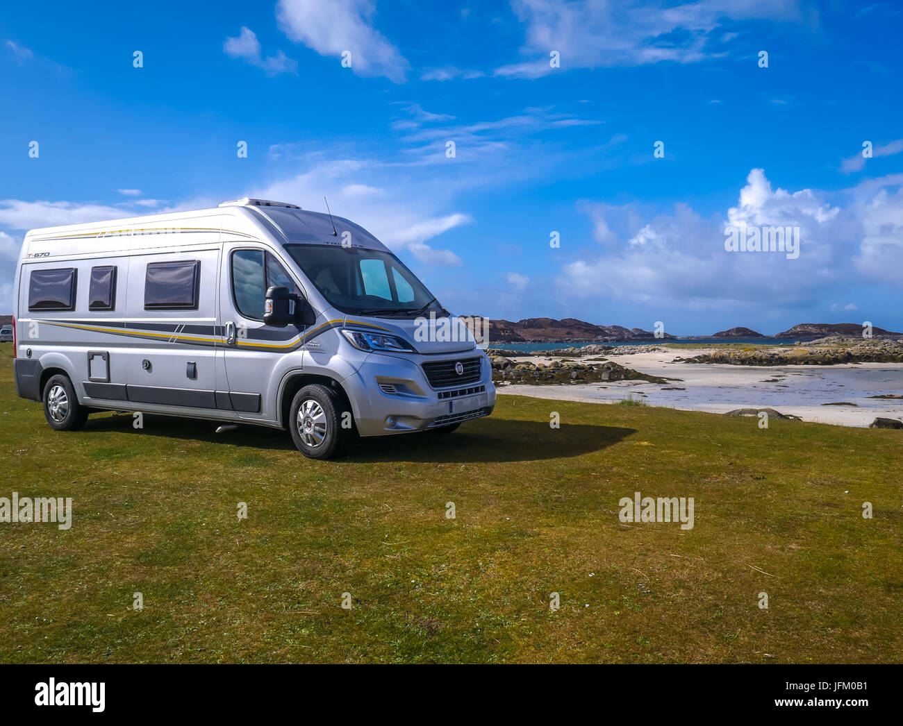 Fiat Wohnmobil auf entfernten Lage am Meer Fidden Bauernhof Campingplatz geparkt, Isle of Mull, Inneren Hebriden, Schottland, Großbritannien, mit weißen Sandstrand an einem sonnigen Tag Stockfoto
