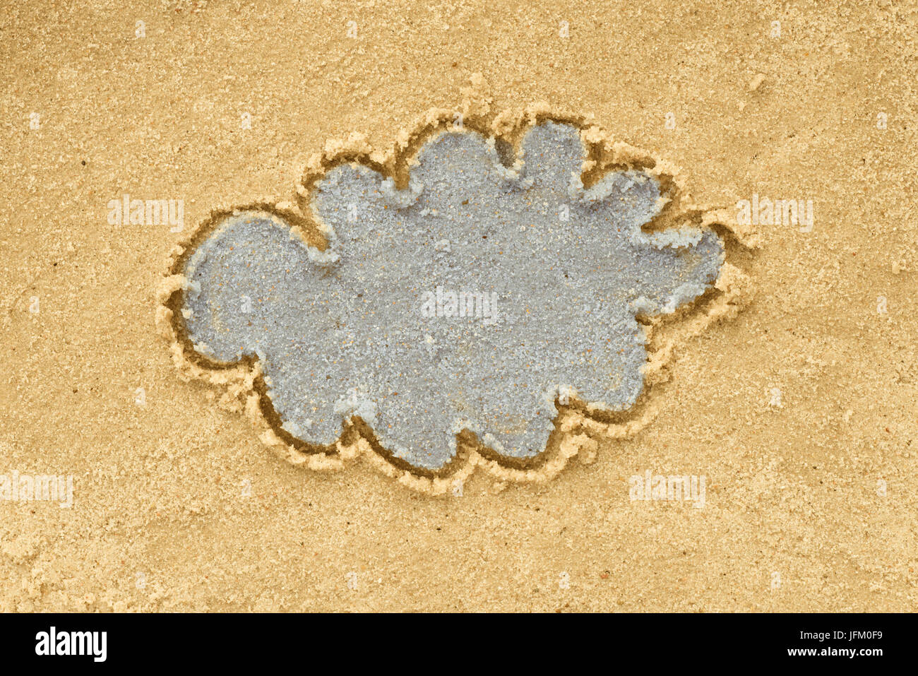 Cloud-Form im Sand Hintergrund zeichnen Stockfoto