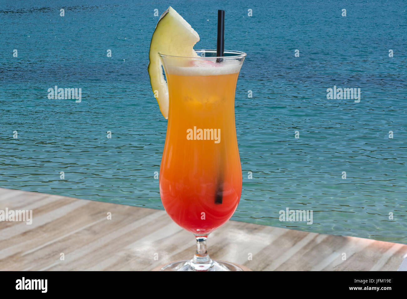 Cocktail Tequila Sunrise blaue Meer im Hintergrund. Stockfoto