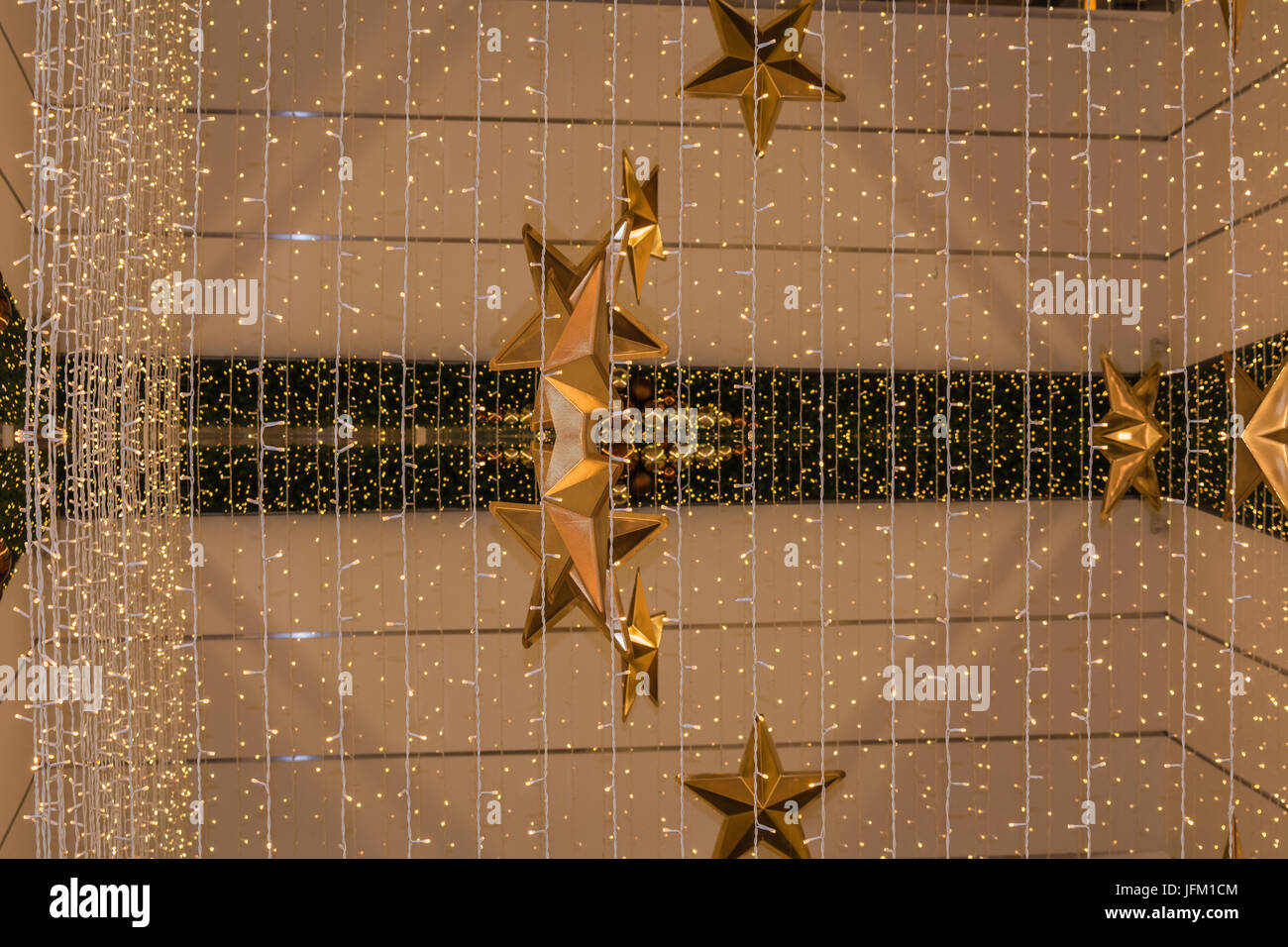 Weihnachten Hintergrund mit Lichterketten und den goldenen Sternen. Stockfoto