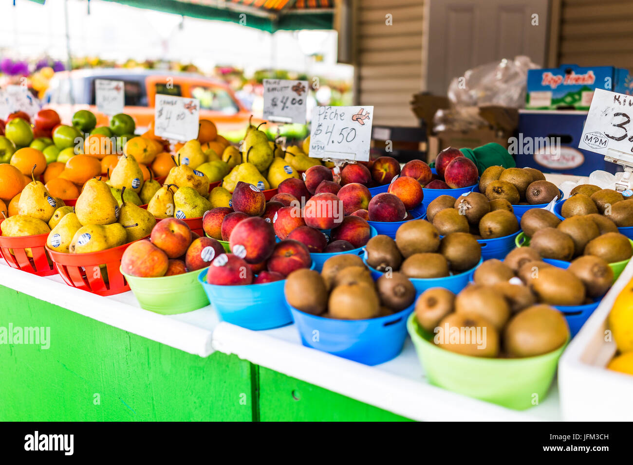 Montreal, Kanada - 28. Mai 2017: Produzieren am Obststand mit Zeichen in Französisch auf Jean-Talon Bauernmarkt mit Kiwis, Birnen und Pfirsiche Stockfoto