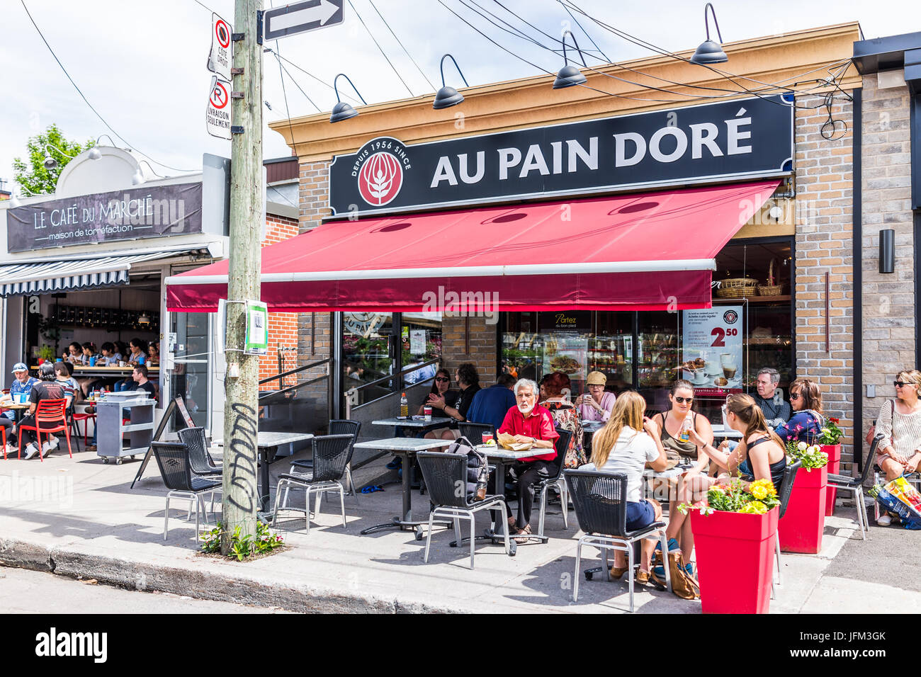 Montreal, Kanada - 28. Mai 2017: Au Schmerzen Dore Restaurant Sitzbereich mit Menschen sitzen an Tischen auf Jean-Talon Bauernmarkt im freien Stockfoto