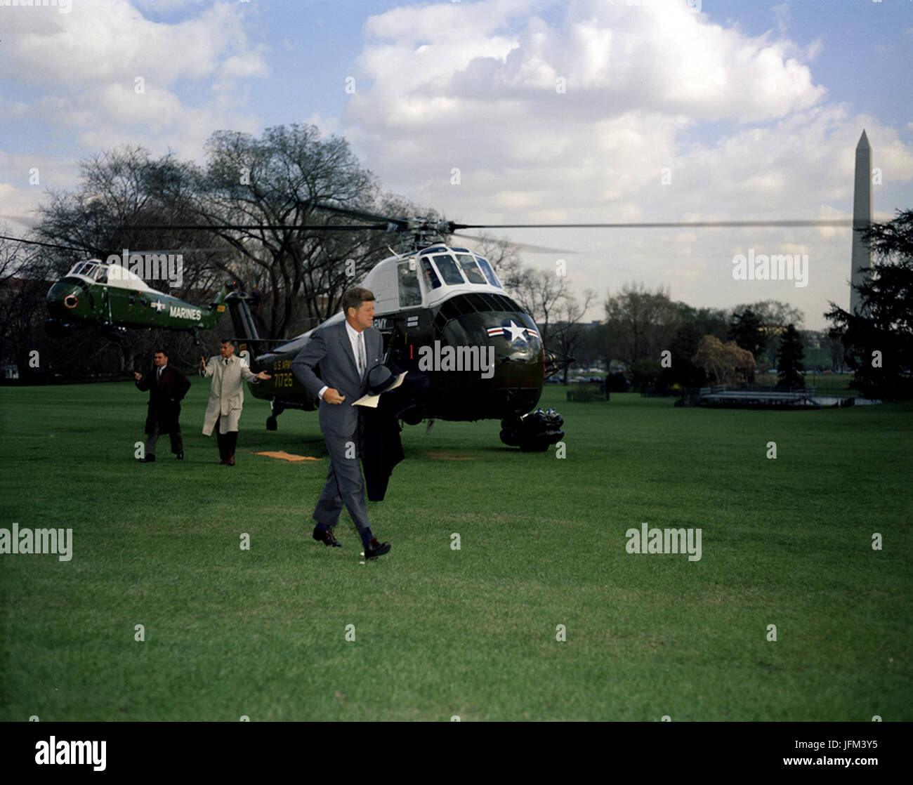 Präsident John F. Kennedy (Mitte) kehrt aus Florida mit Kennedys Chef des weißen Hauses Secret Service Detail Jerry Behn und Pressesekretär Pierre Salinger, Washington, DC, 04.04.61. Foto von Robert Knudsen. Stockfoto