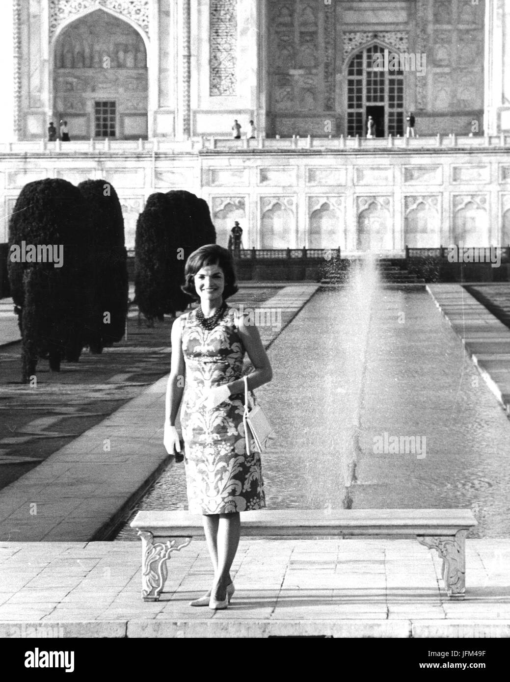 Frau Jacqueline Kennedy, First Lady der Vereinigten Staaten, stellt bei dem berühmten indischen Denkmal, das Taj Mahal, bei ihrem Besuch in India.3/1962 Stockfoto