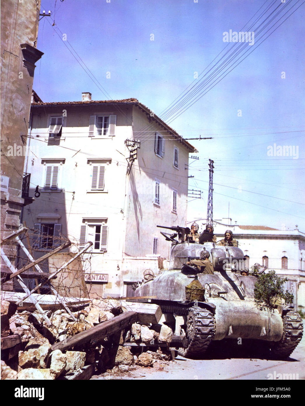 Pisa, Italien, 1944 - eine Warnung Panzerbesatzung mit 752nd Tank BN zeigt Bewachung wichtige Kreuzung auf dem Weg nach Pisa, Italien. Stockfoto