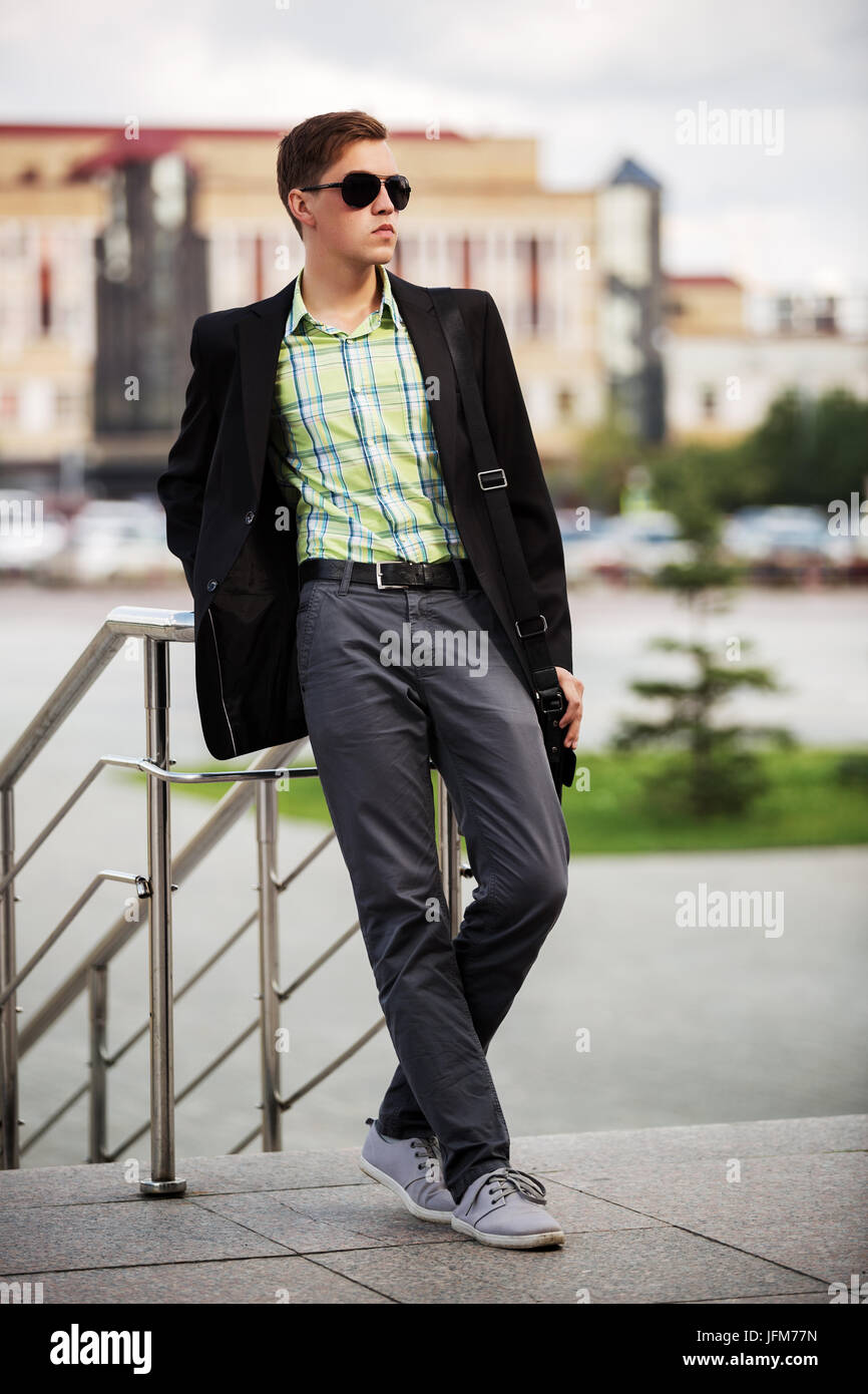 Junge Mode Mann mit Sonnenbrille auf der Stadtstraße Stockfoto