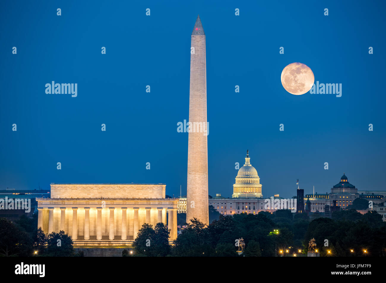 Supermoon über drei berühmte Denkmäler: Lincoln Memorial, Washington Monument und Kapitol in Washington, D.C. aus Arlington, Virginia Stockfoto
