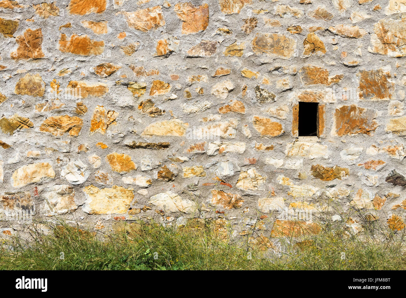 Wand mit Fenster Stockfoto