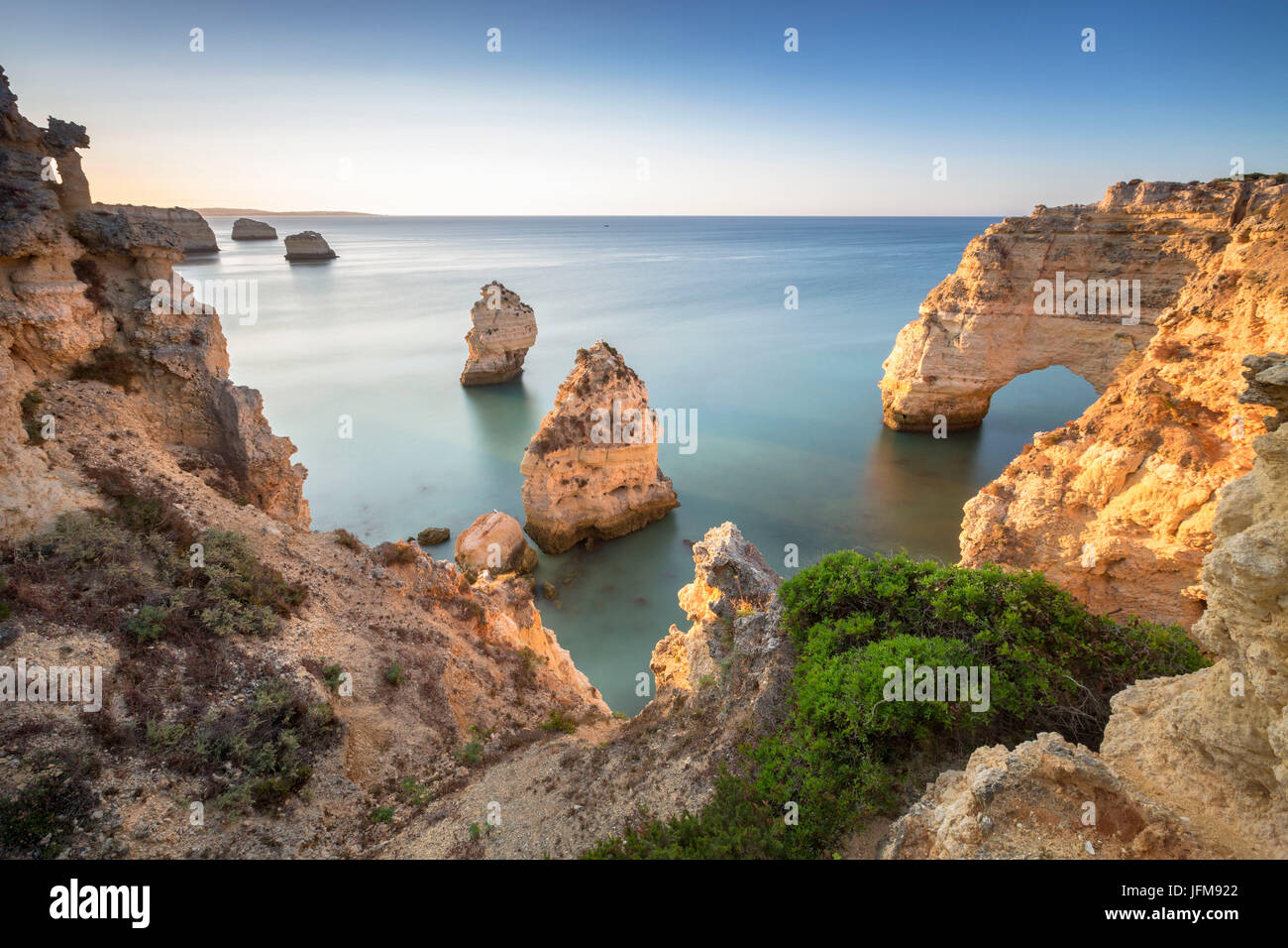 Sonnenaufgang auf den Klippen und türkisfarbenen Wasser des Ozeans Praia da Marinha Caramujeira Lagoa Gemeinde Algarve Portugal Europa Stockfoto