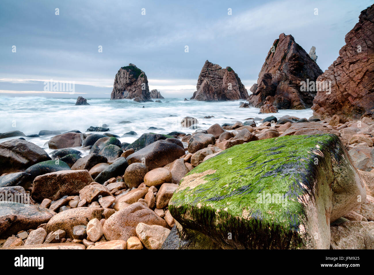 Ozean-Wellen, die auf den Steinen der Praia da Ursa Strand umgeben von Klippen Cabo da Roca Colares Sintra Portugal Europa Stockfoto