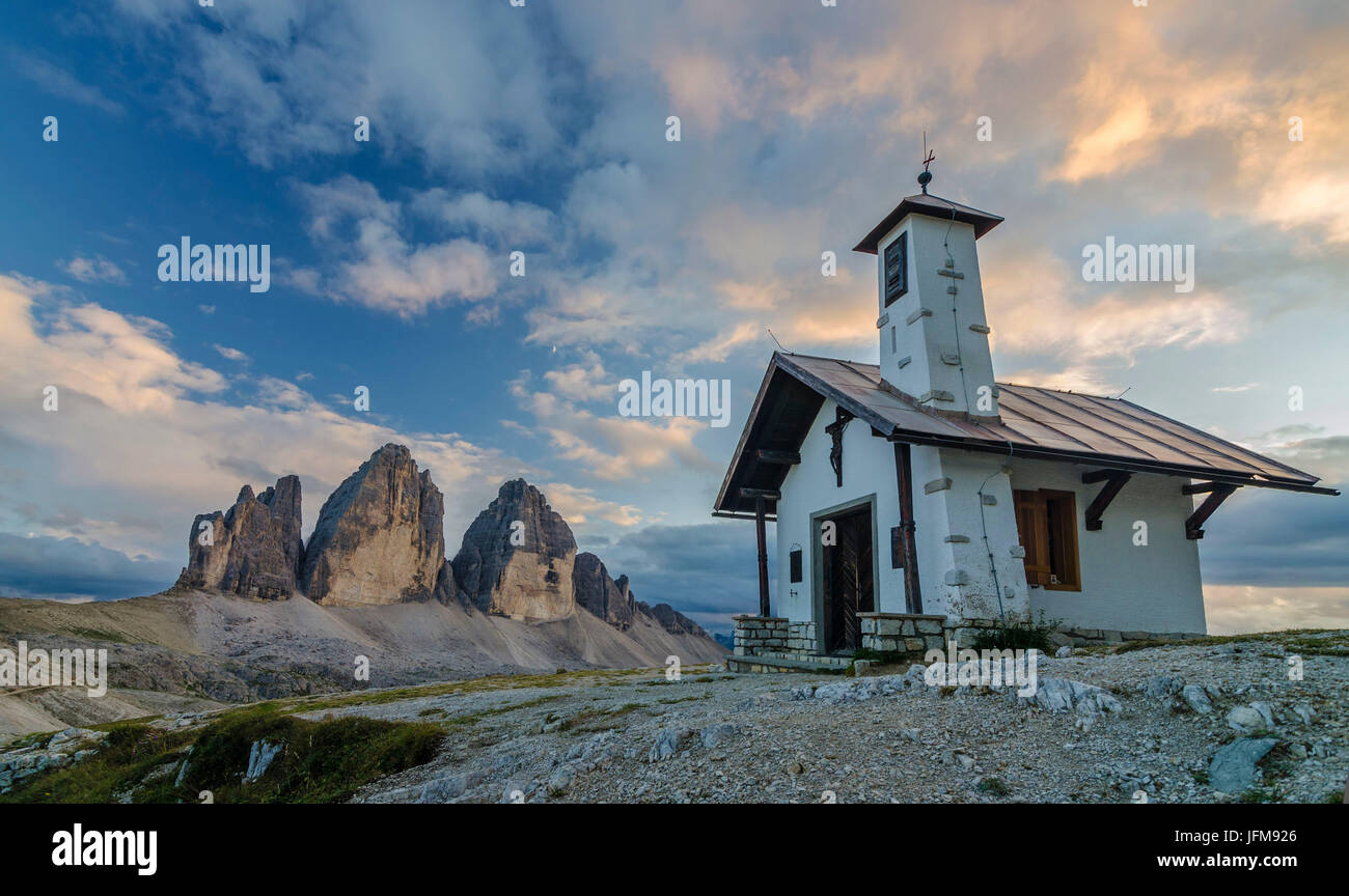 Tre Cime di Lavaredo, drei Zinnen von Lavaredo, Drei Zinnen, Dolomiten, Südtirol, Veneto, Italien, Kirche und Tre Cime di Lavaredo bei Sonnenuntergang Stockfoto