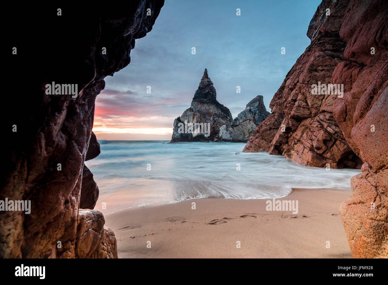 Die Farben des Sonnenuntergangs über dem Meer, umgeben von Klippen vor Dämmerung Praia da Ursa Cabo da Roca Colares Sintra Portugal Europa Stockfoto