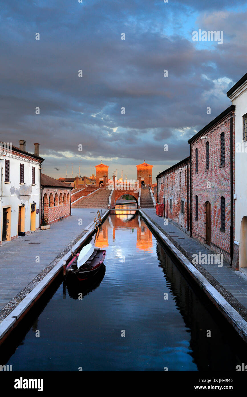 Kanal von Comacchio, im Hintergrund Brücke Trepponti, Ferrara District, Emilia Romagna, Italien Stockfoto
